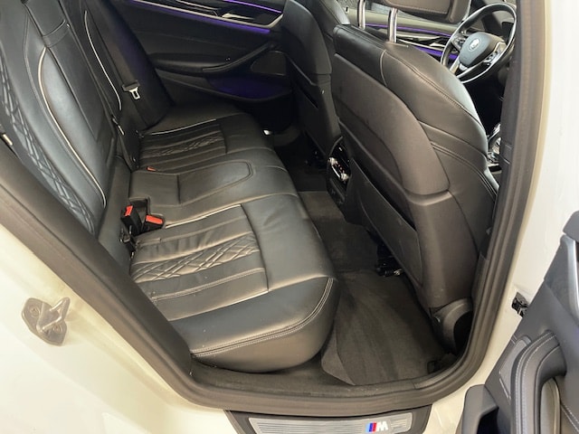BMW 540i xDrive Touring M Sport-image-11