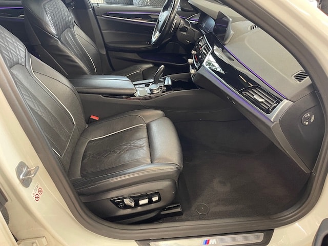 BMW 540i xDrive Touring M Sport-image-10