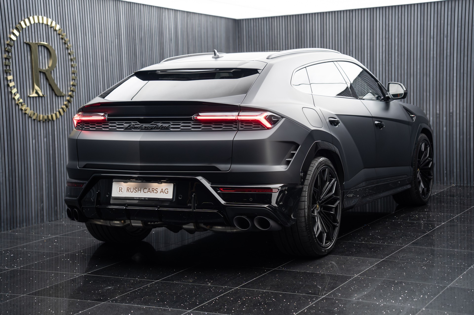LAMBORGHINI URUS SE-showroom-element-2