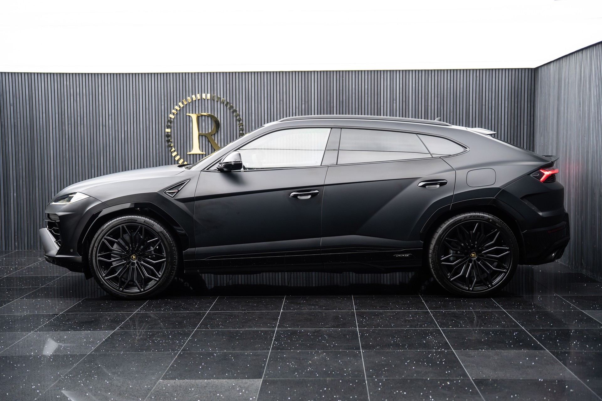 LAMBORGHINI URUS SE-showroom-element-1