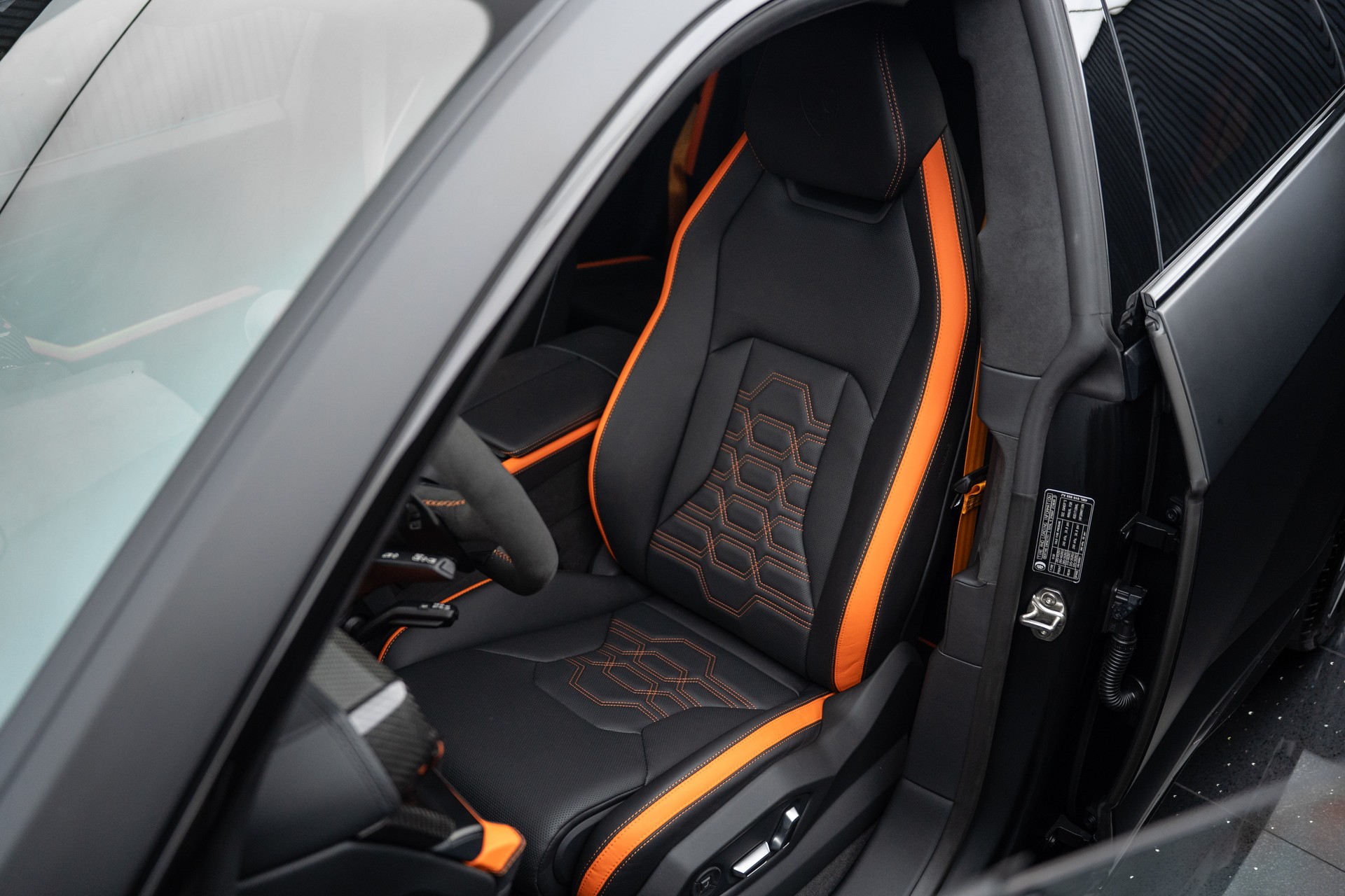 LAMBORGHINI URUS SE-showroom-element-3