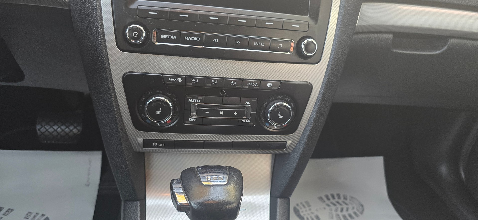 SKODA Octavia Combi 1.4 TSI Ambiente DSG-image-8