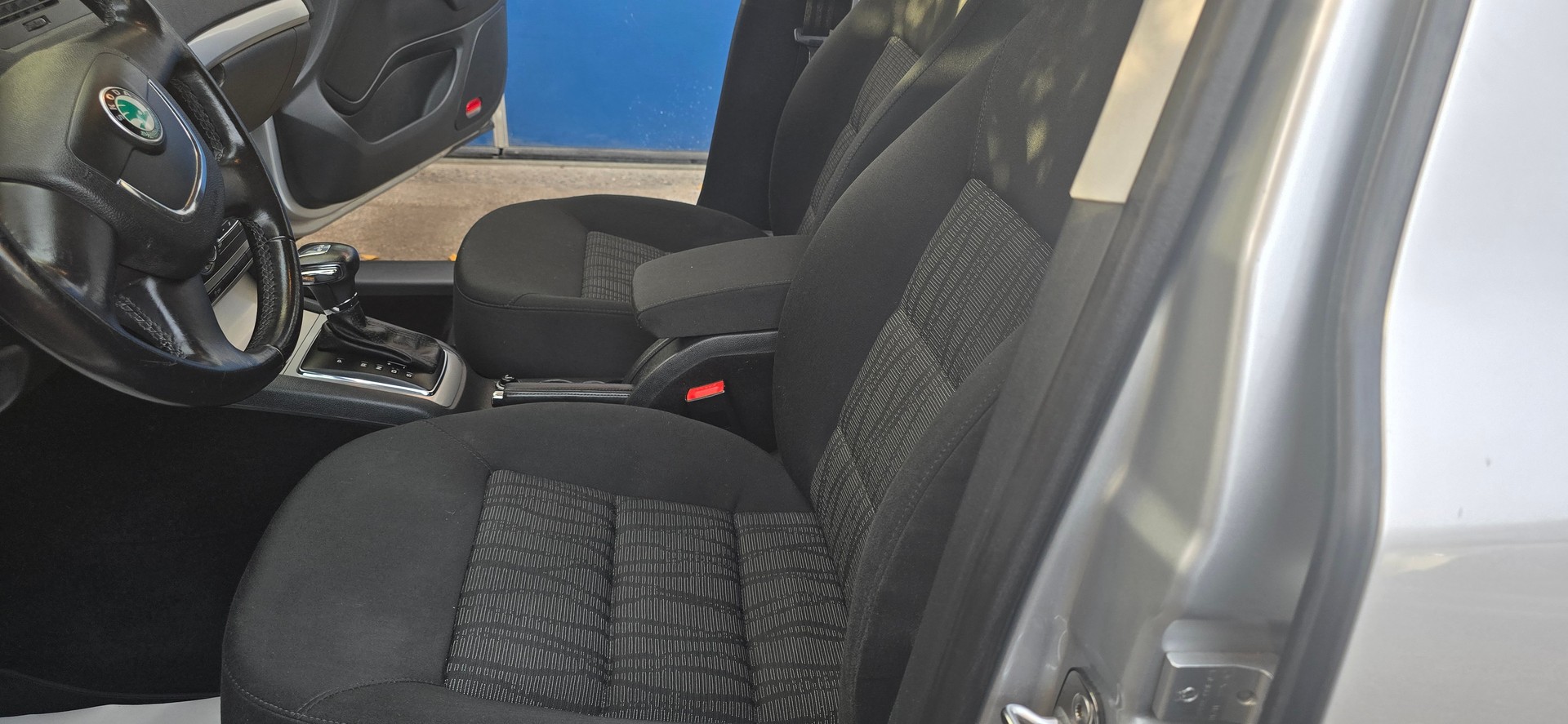 SKODA Octavia Combi 1.4 TSI Ambiente DSG-image-11