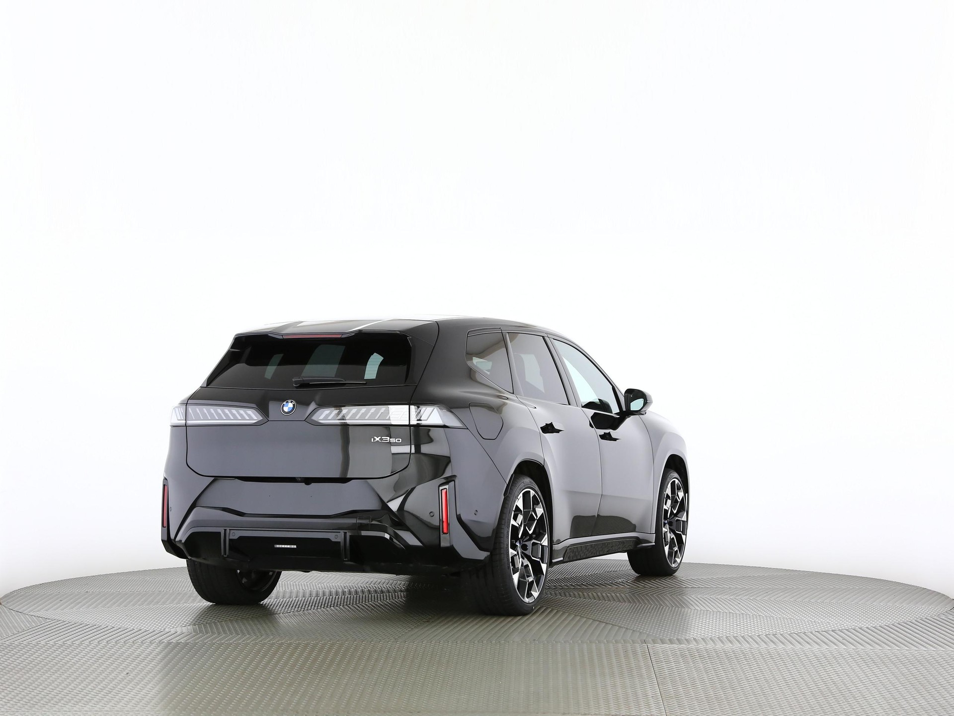 BMW iX3 50 xDrive-image-18