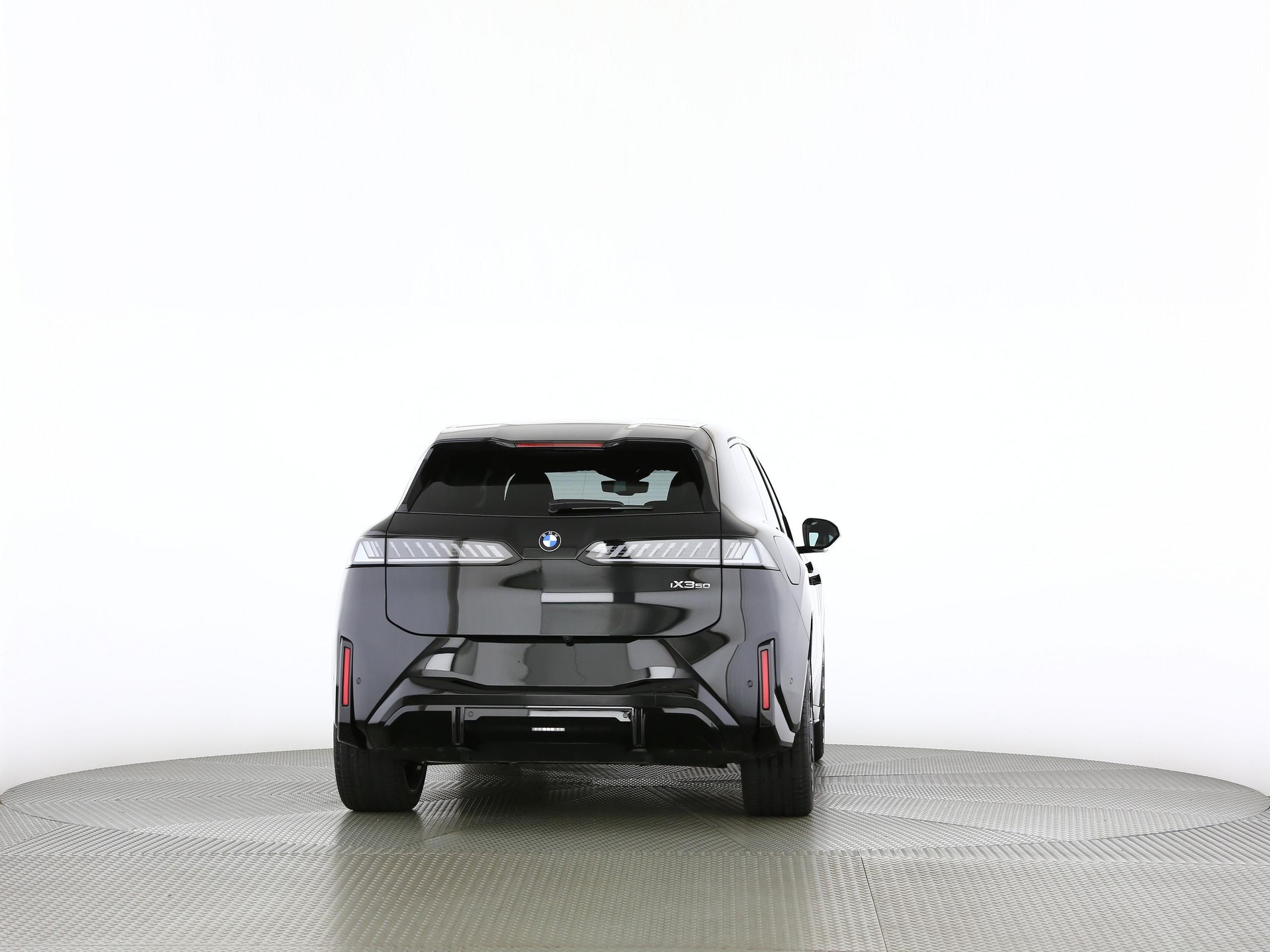 BMW iX3 50 xDrive-image-17