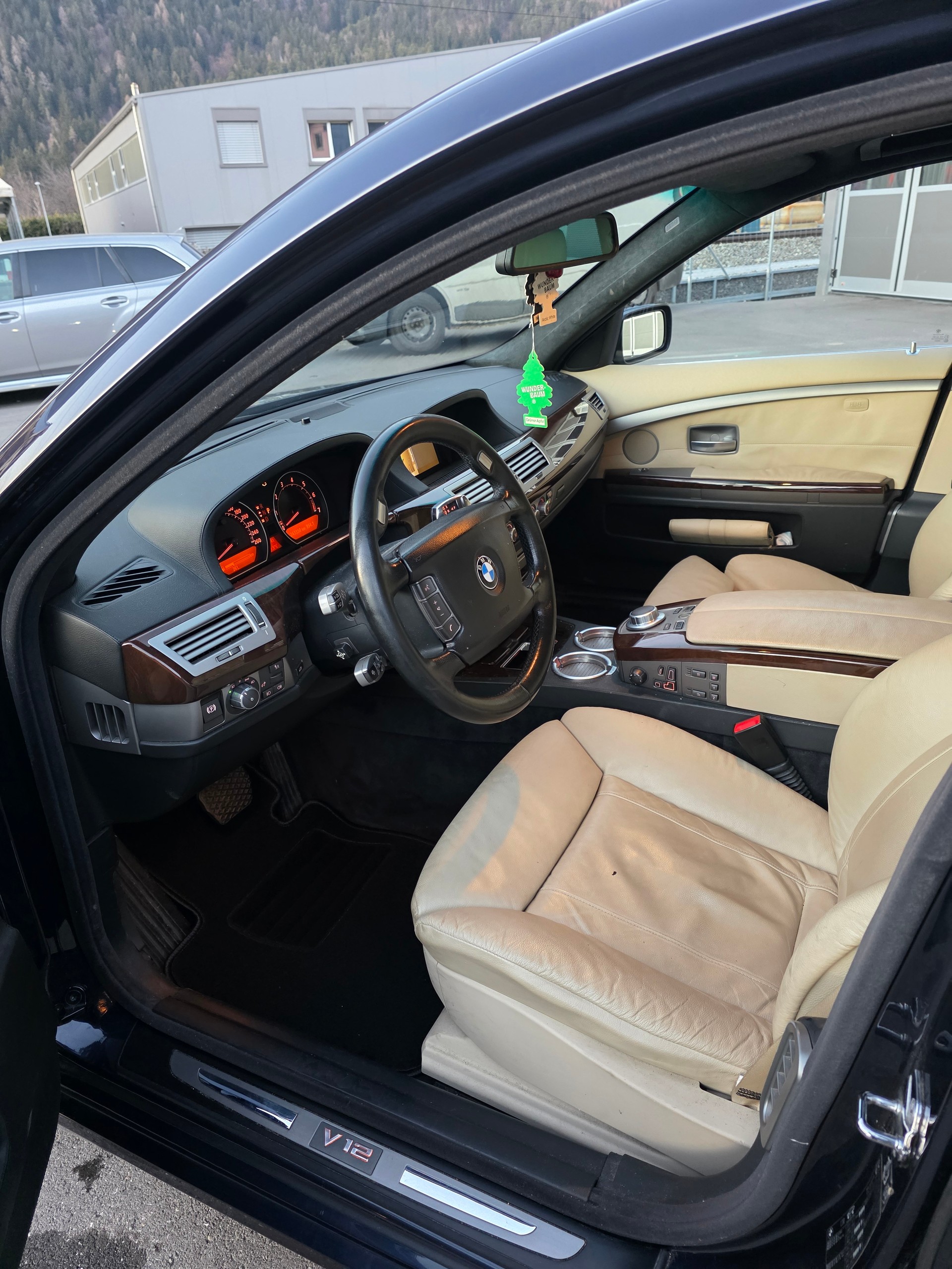 BMW 760i-image-9