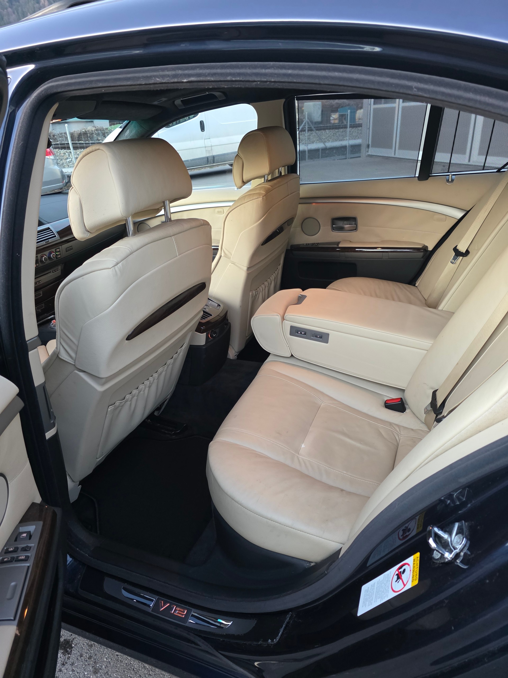 BMW 760i-image-10