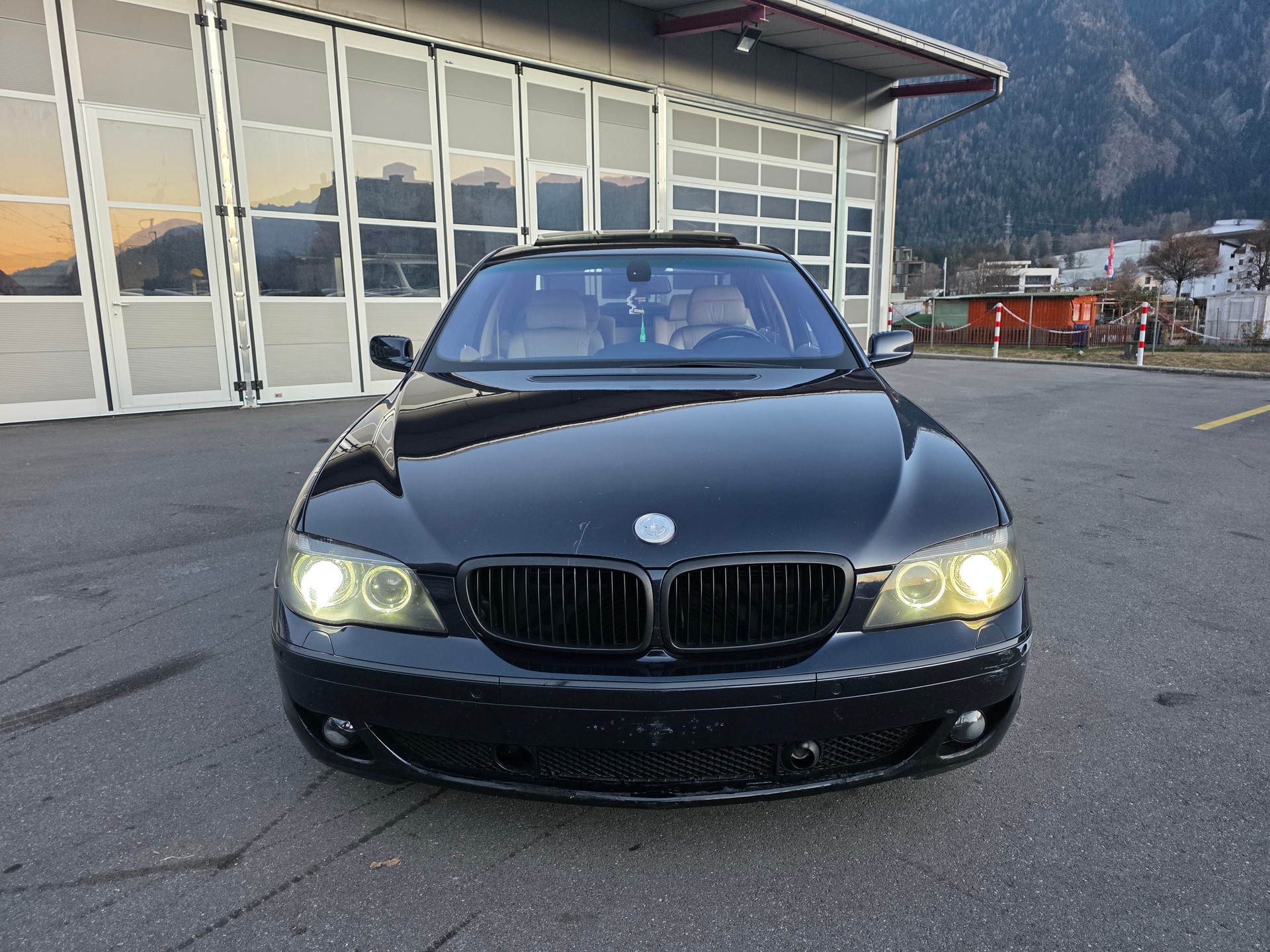 BMW 760i-image-7