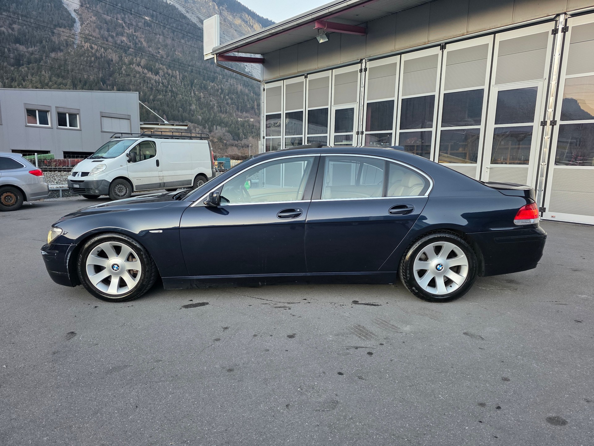 BMW 760i-image-1