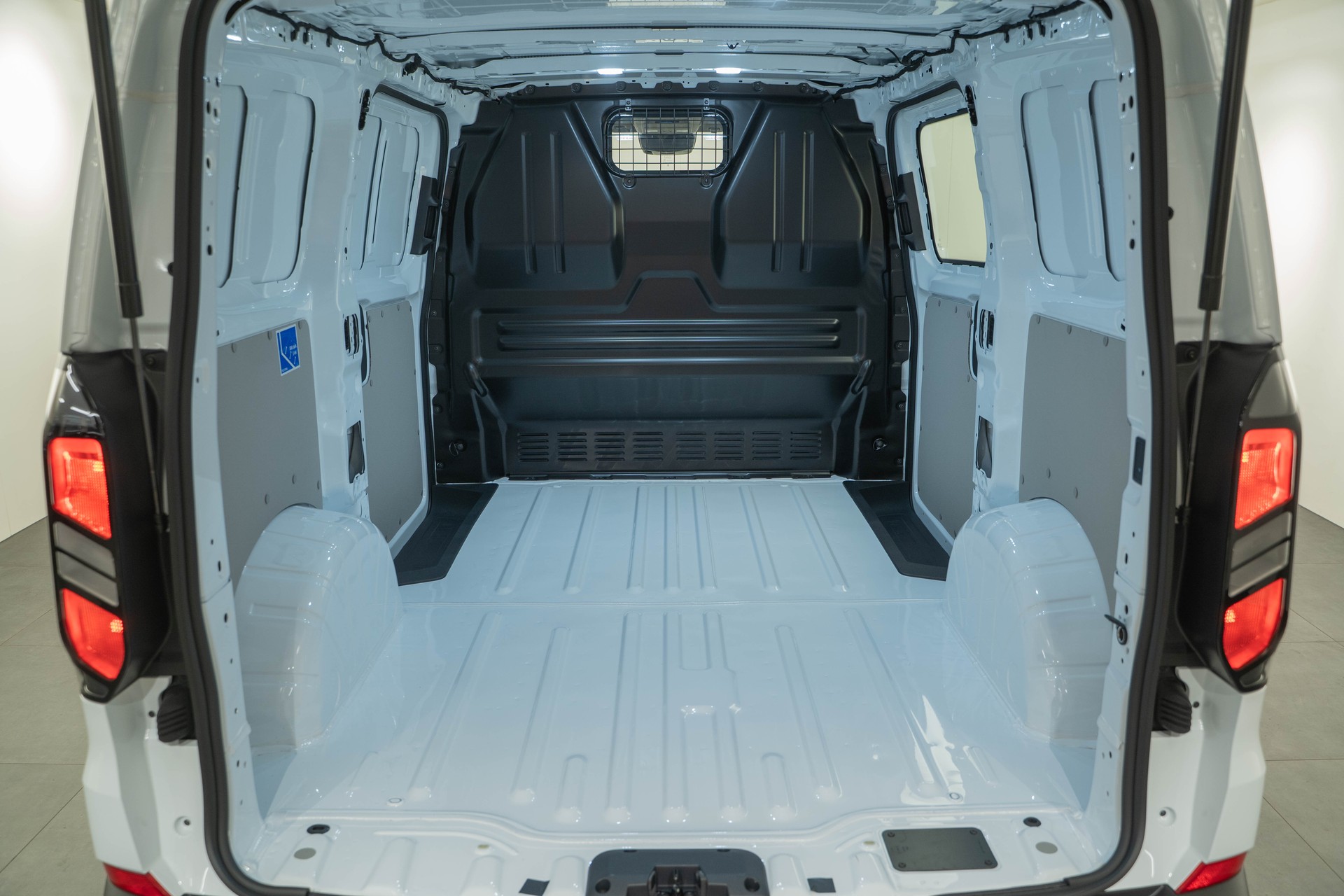 FORD Transit C Van 320 L1 2.0 EcoBlue 170 Trend 4x4-image-4