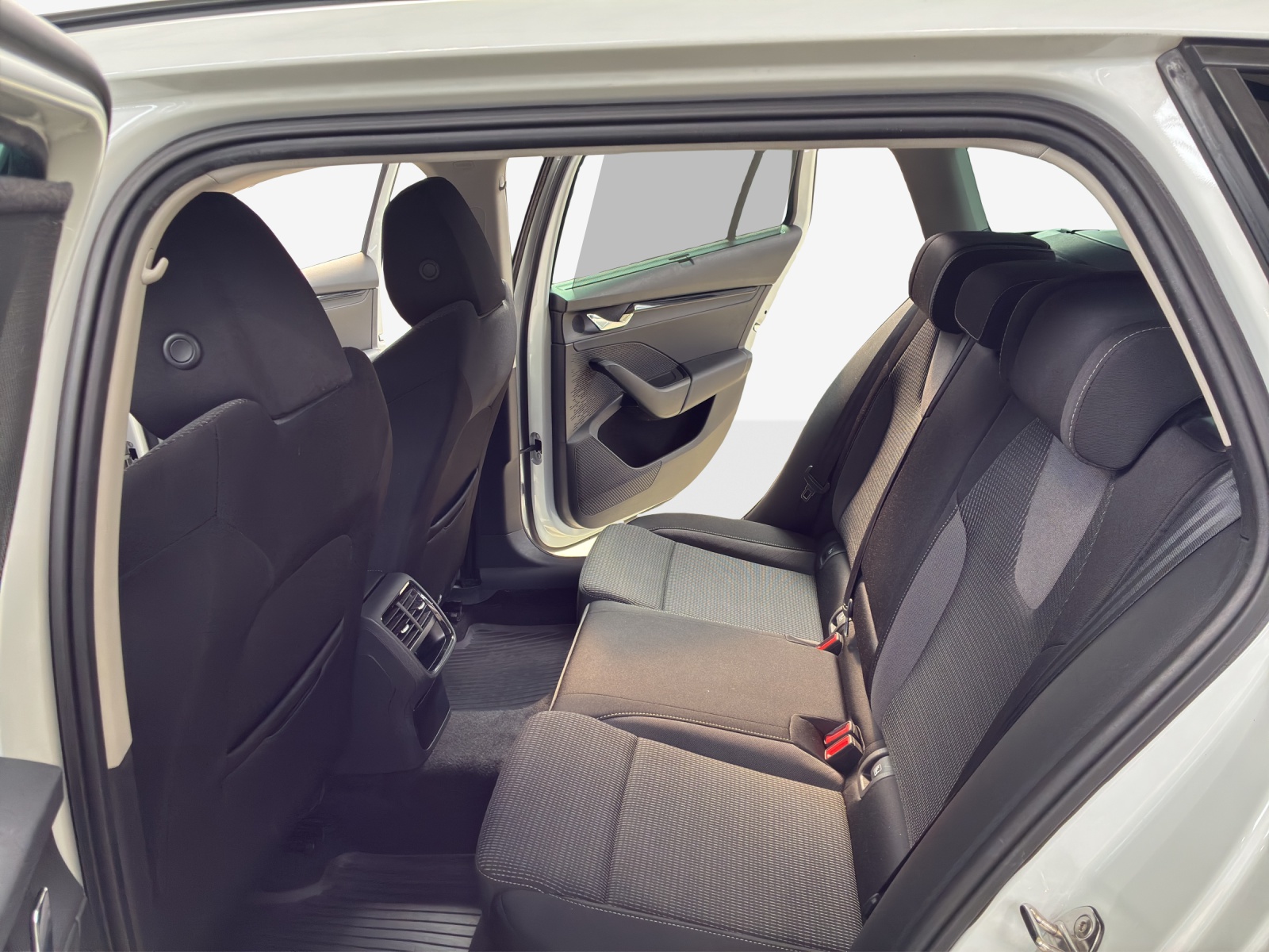 SKODA Octavia Combi 2.0 TDI DSG Ambition 4x4-image-11