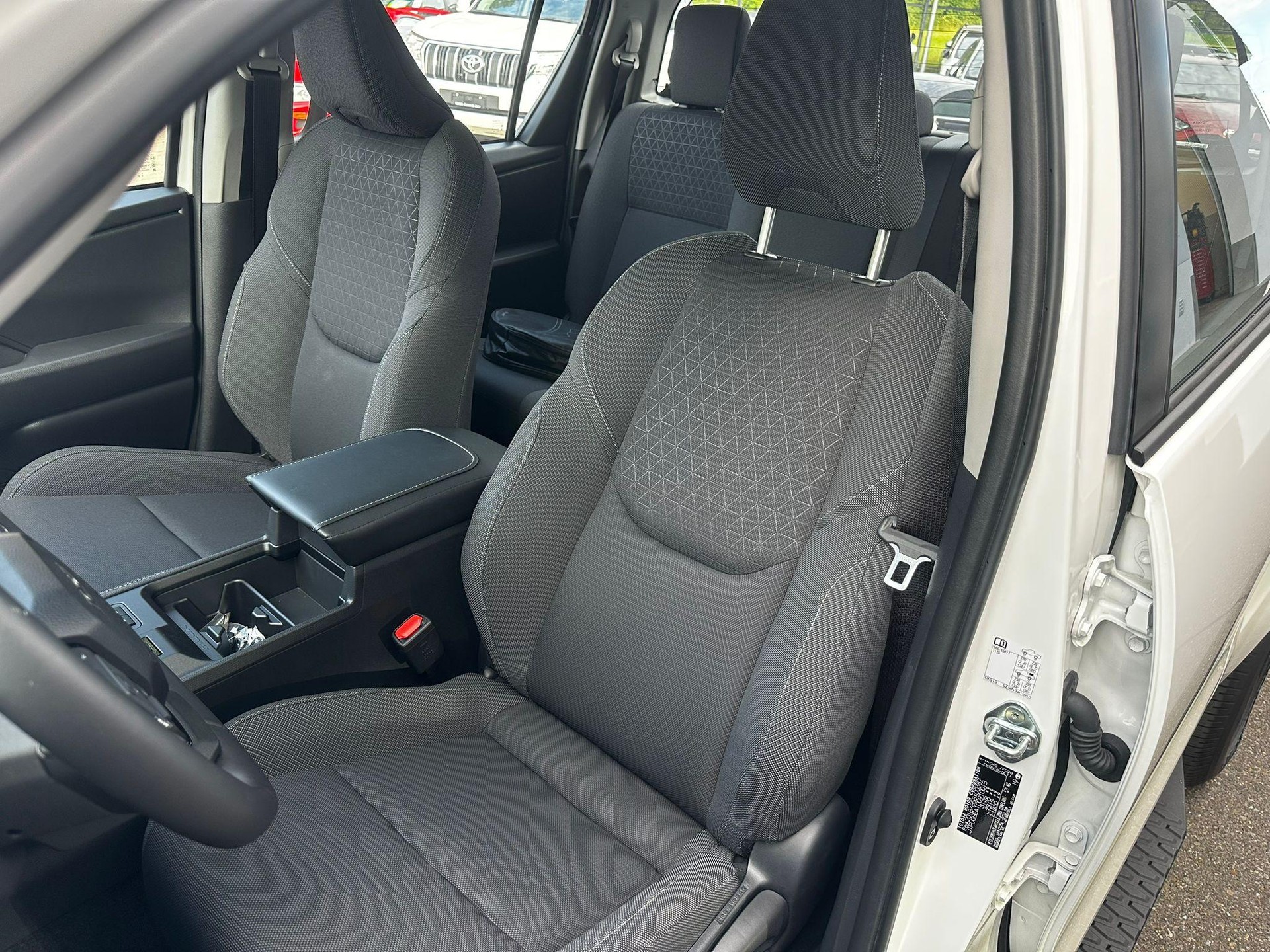 TOYOTA Hilux Double Cab.-Pick-up 59KWh Comfort-image-8