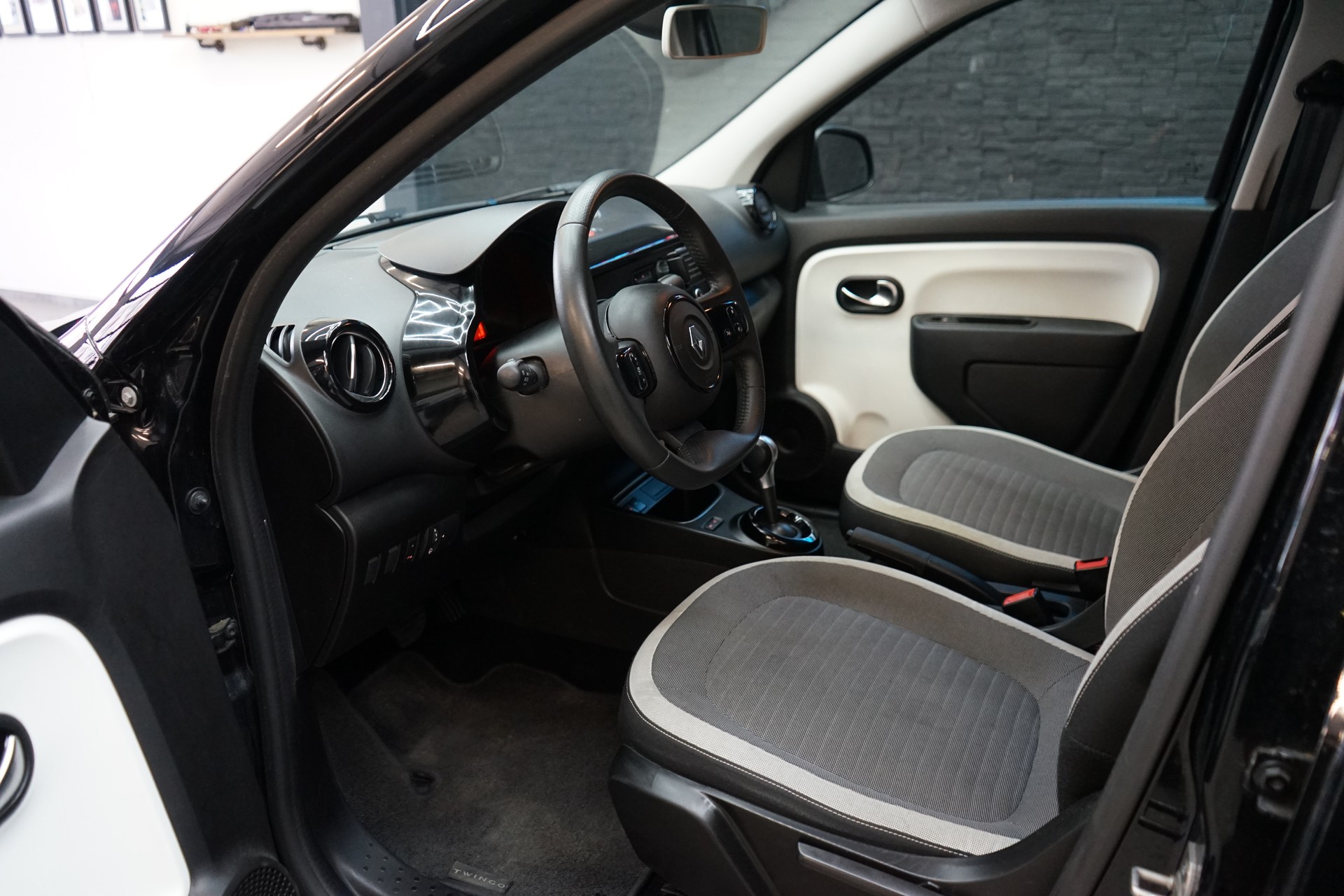 RENAULT Twingo TCe 95 Urban EDC-showroom-element-3