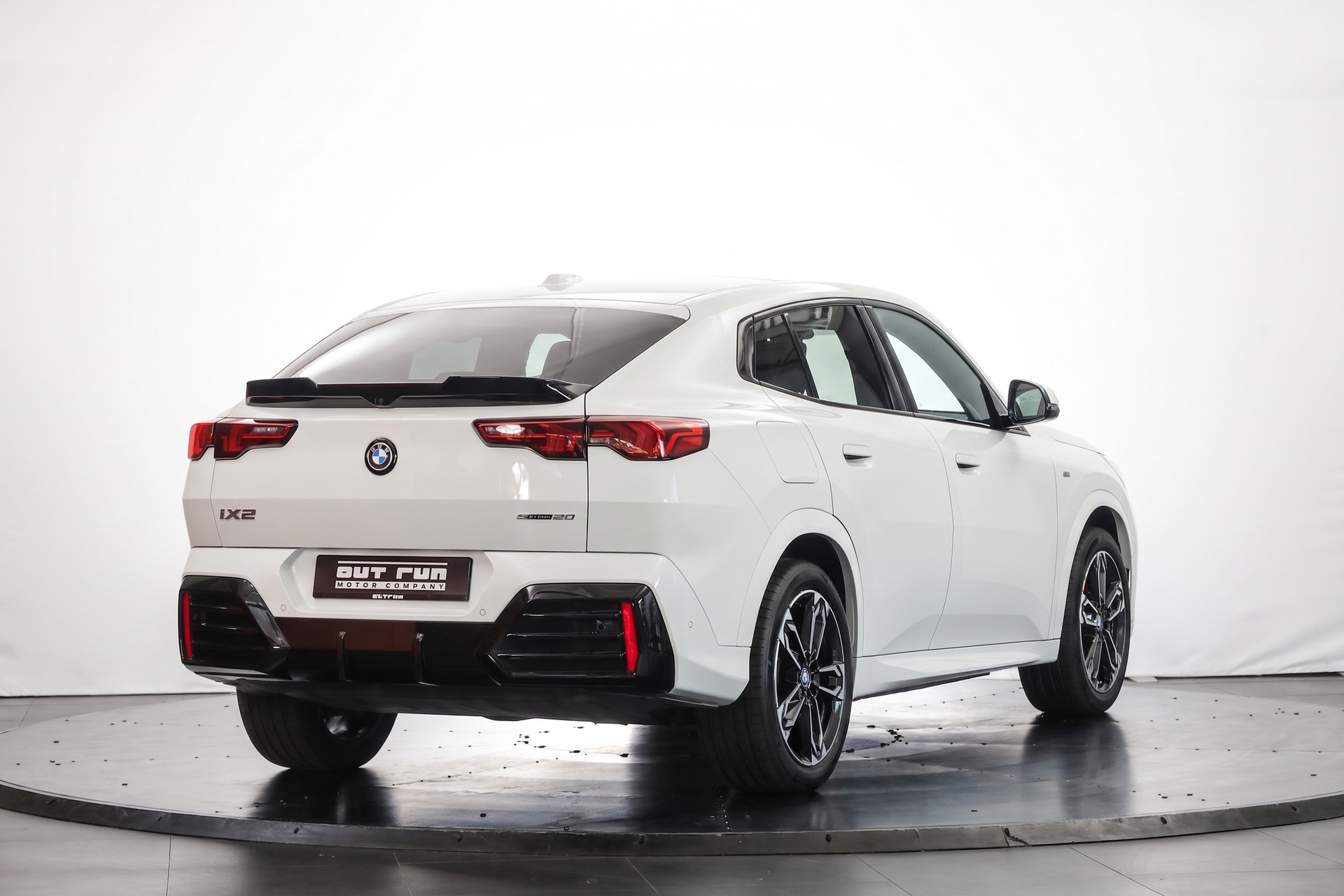 BMW iX2 eDrive 20 M Sport Pro-showroom-element-3