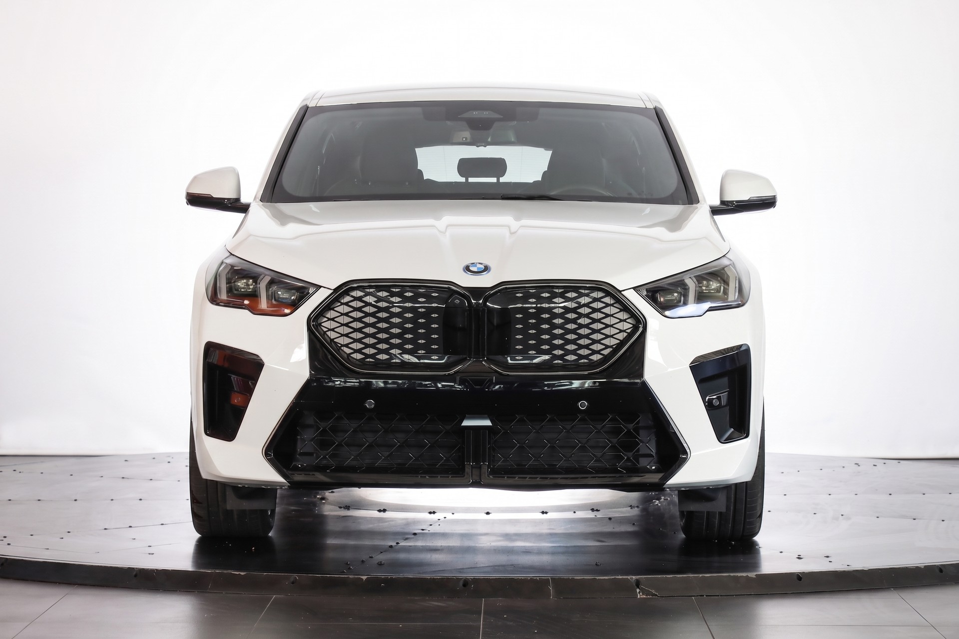 BMW iX2 eDrive 20 M Sport Pro-showroom-element-1