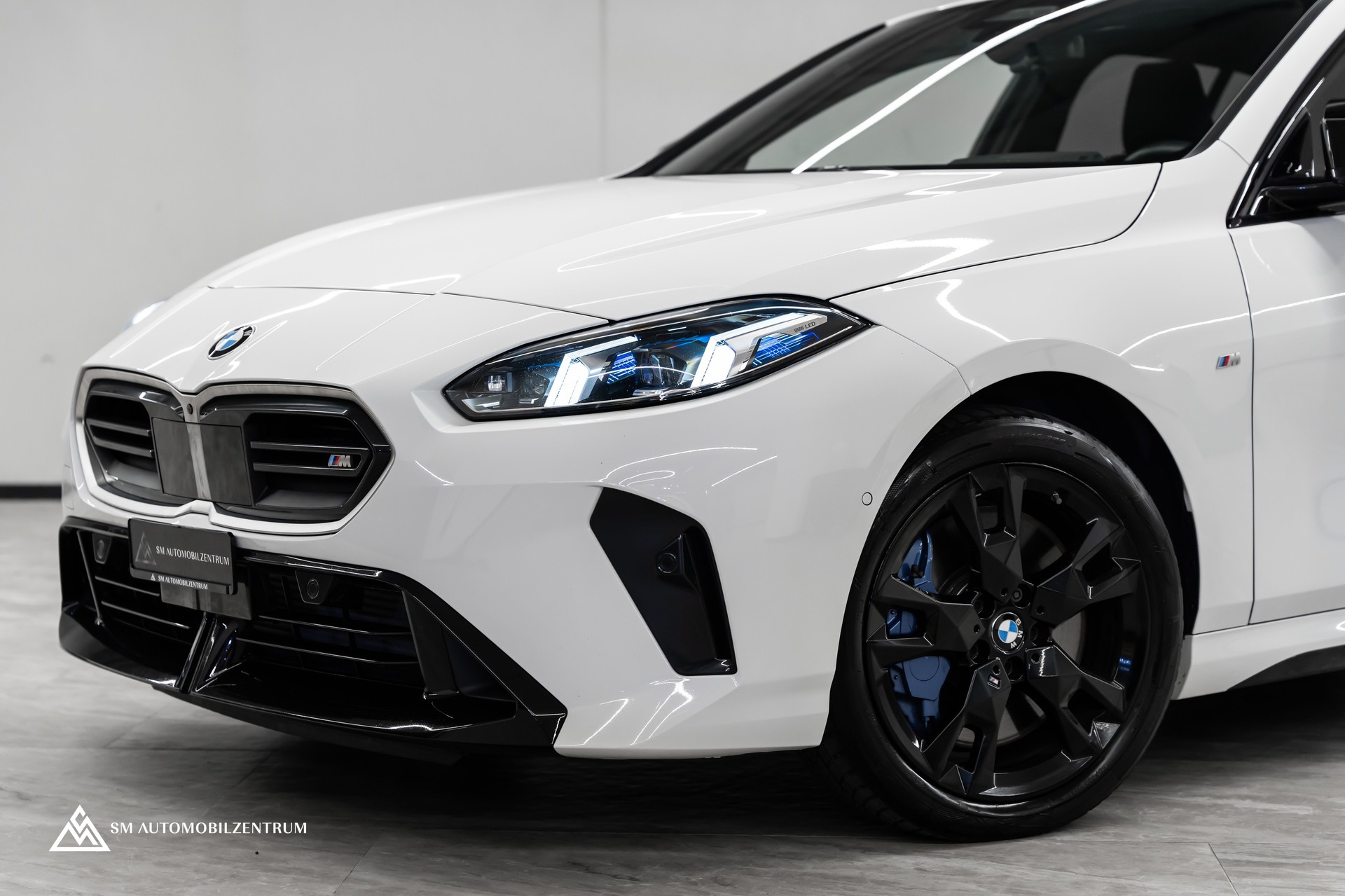 BMW M135i xDrive / Head-Up / 360° / Memorysitze / Iconic Glow-image-4