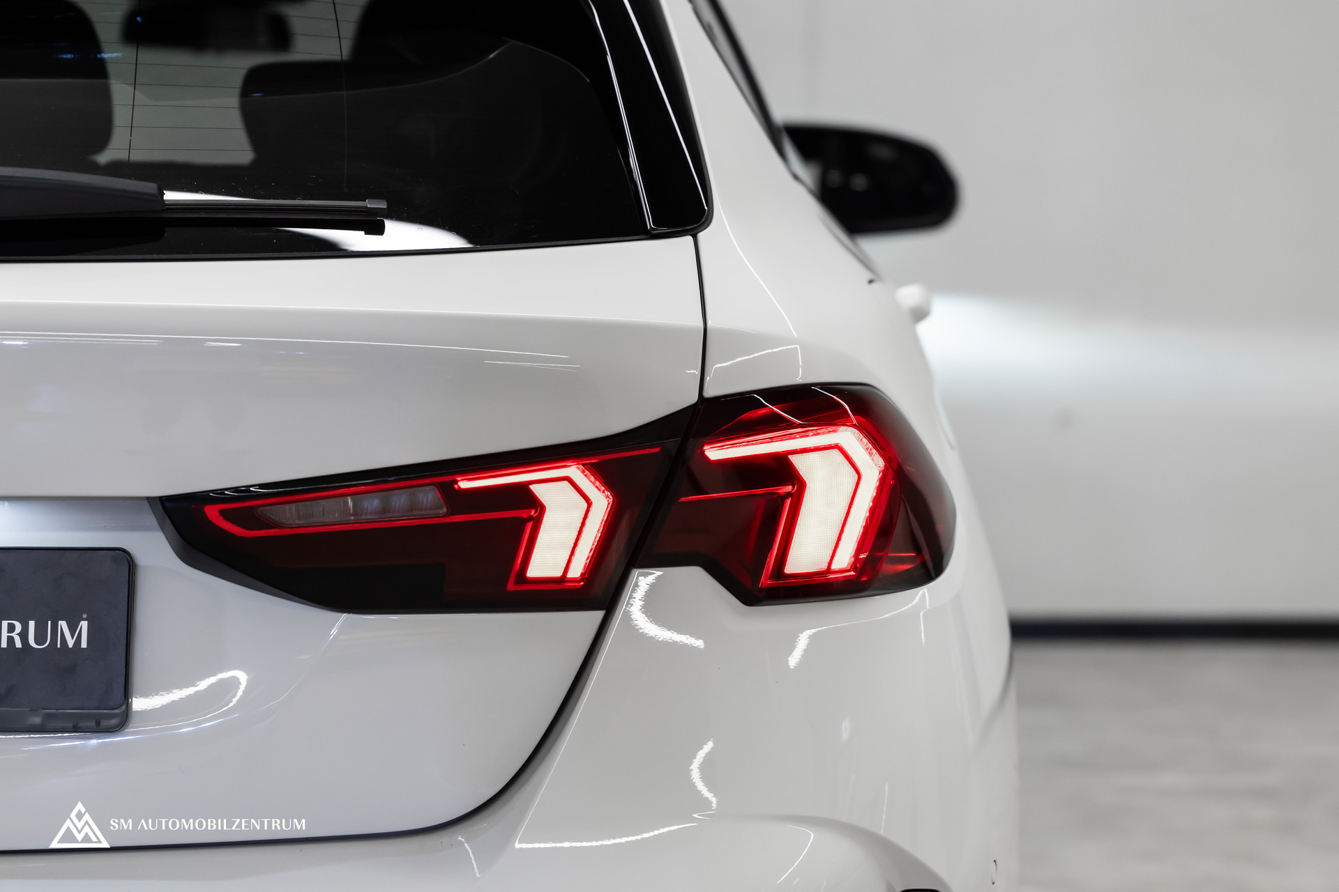 BMW M135i xDrive / Head-Up / 360° / Memorysitze / Iconic Glow-image-12