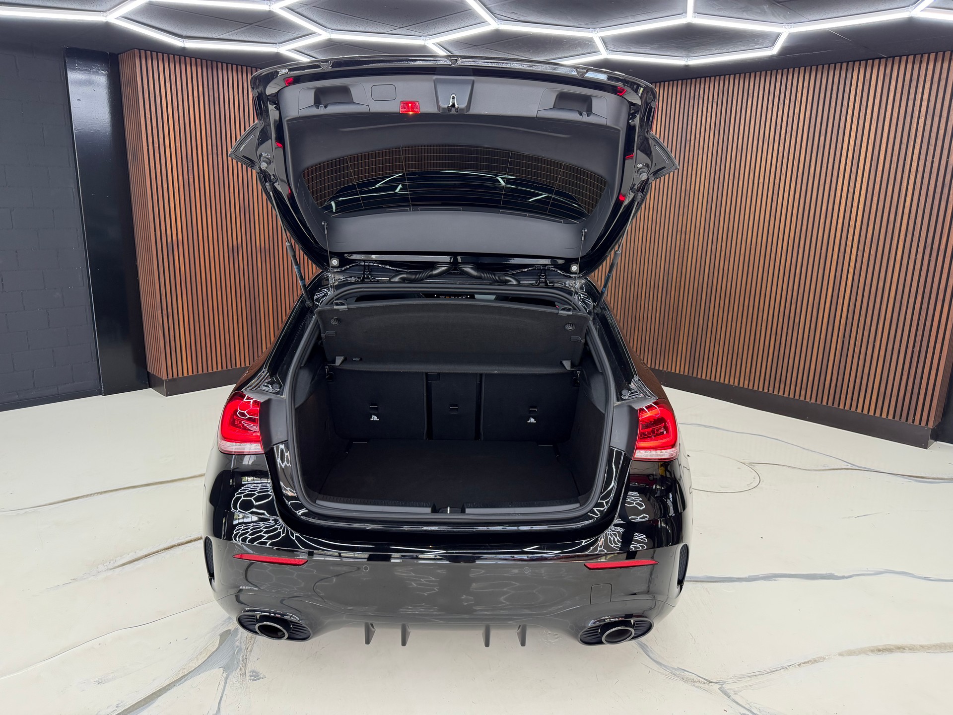 MERCEDES-BENZ A 35 AMG 4Matic Speedshift-image-15