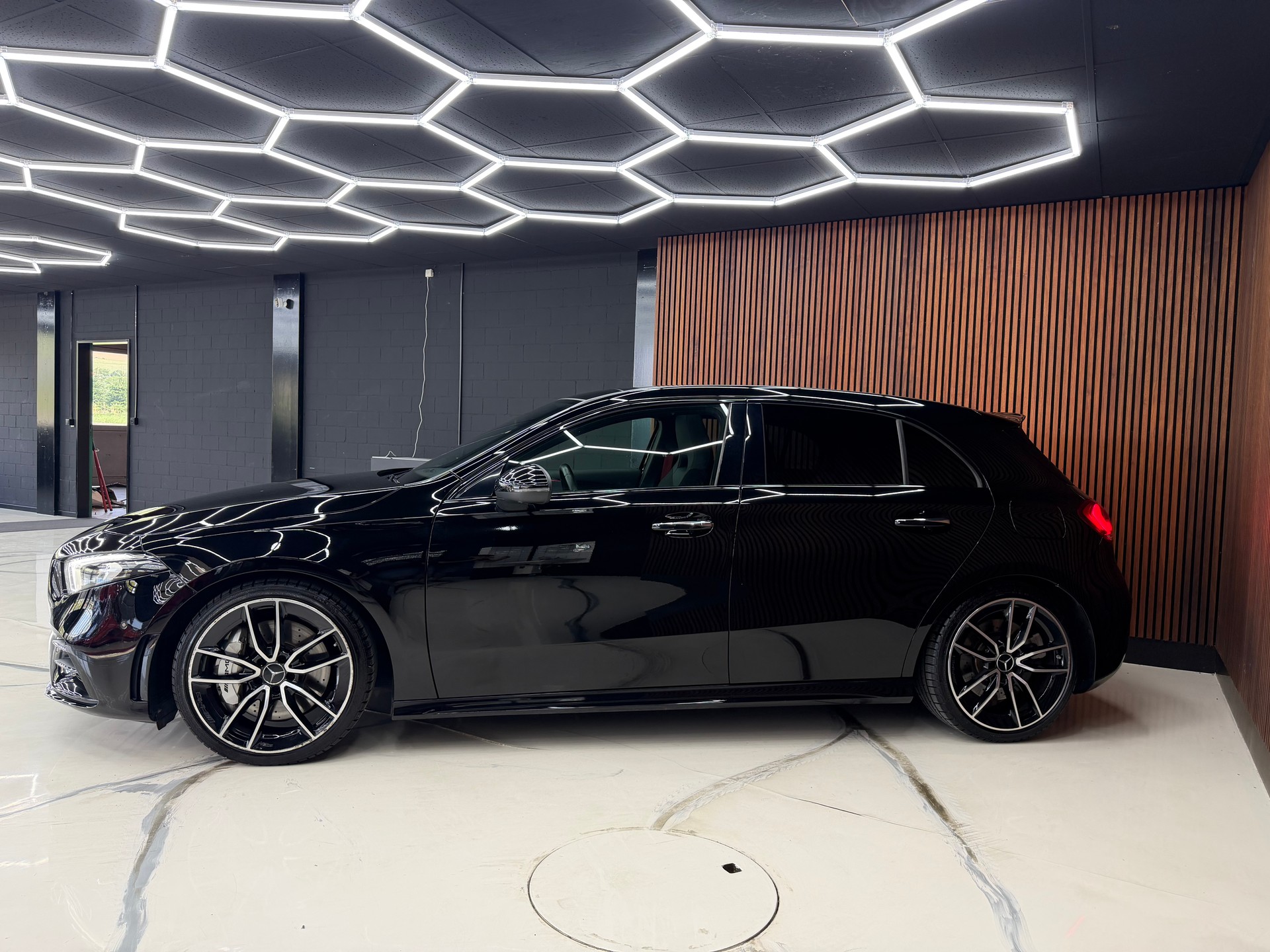 MERCEDES-BENZ A 35 AMG 4Matic Speedshift-image-4