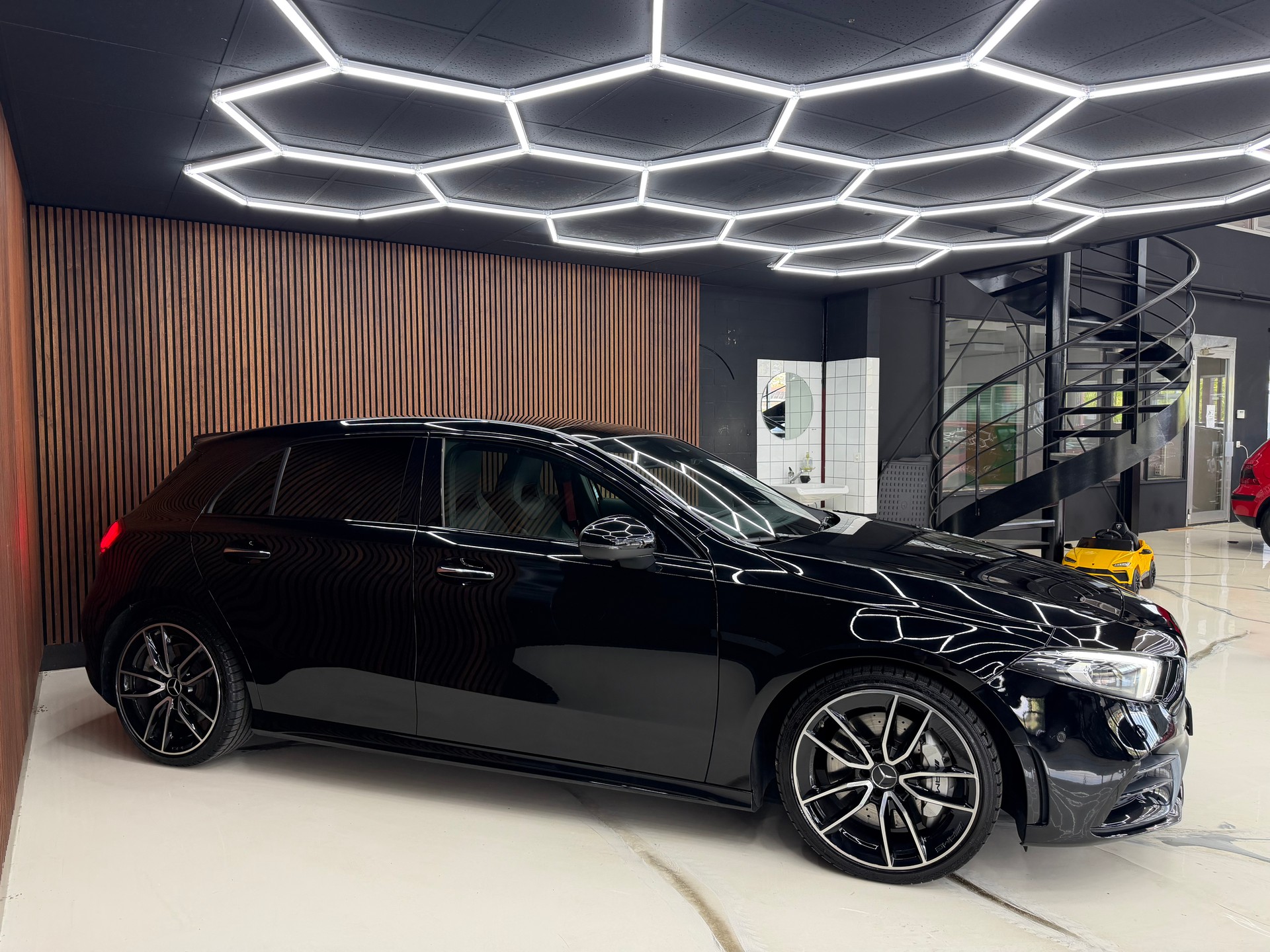MERCEDES-BENZ A 35 AMG 4Matic Speedshift-image-3