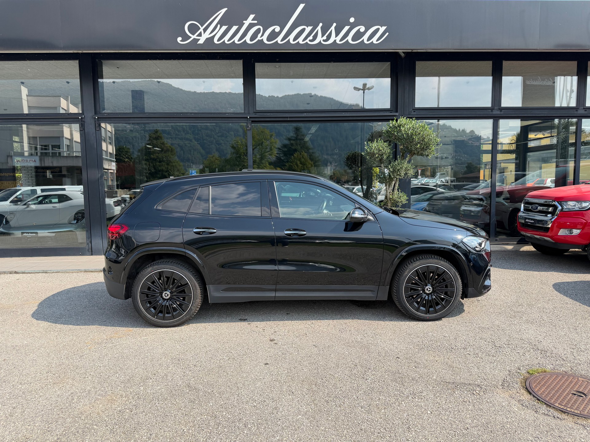 MERCEDES-BENZ GLA 250 e 8G-DCT-showroom-element-3