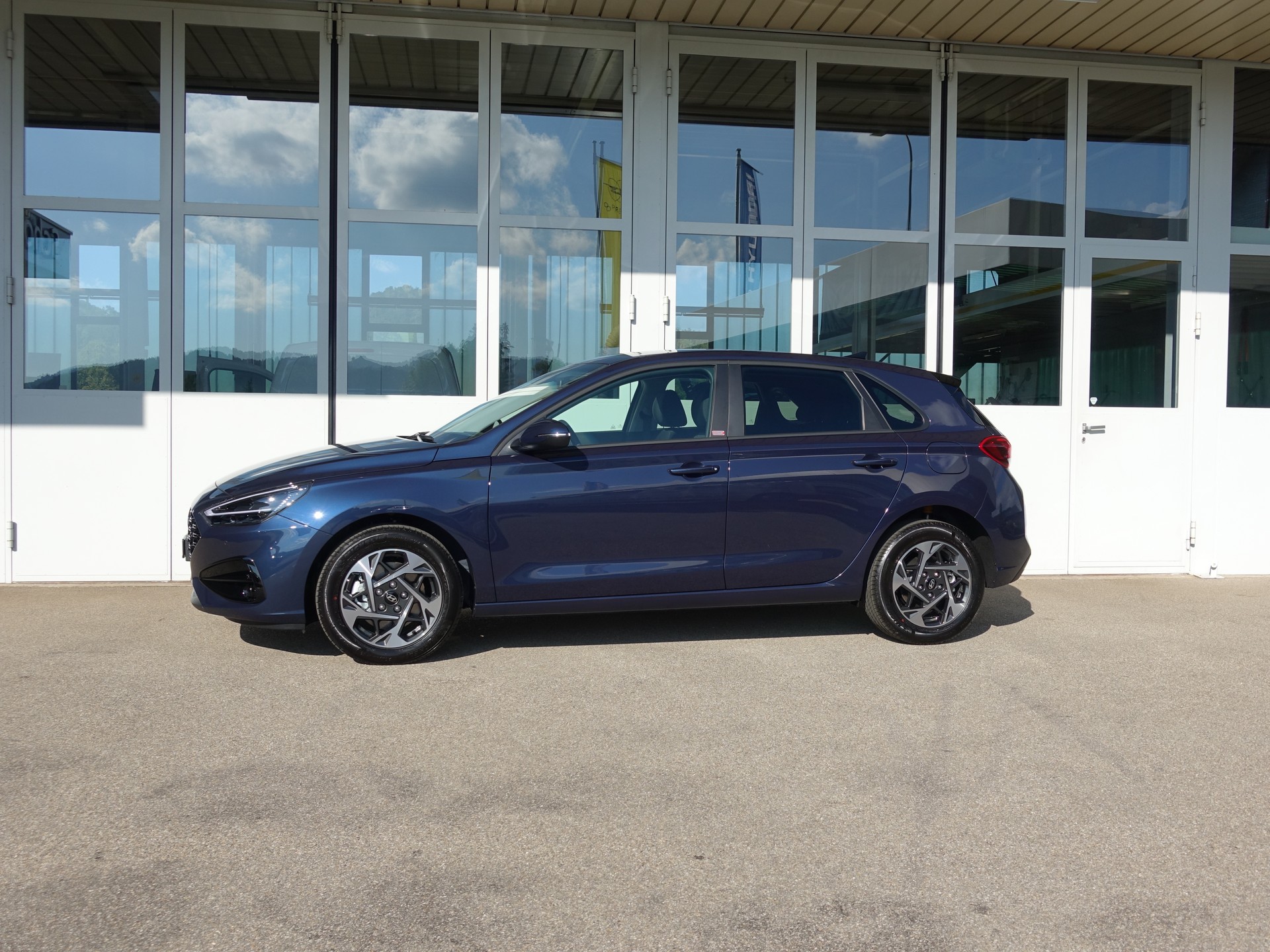 HYUNDAI i30 1.5 T-GDi Amplia DCT-showroom-element-2