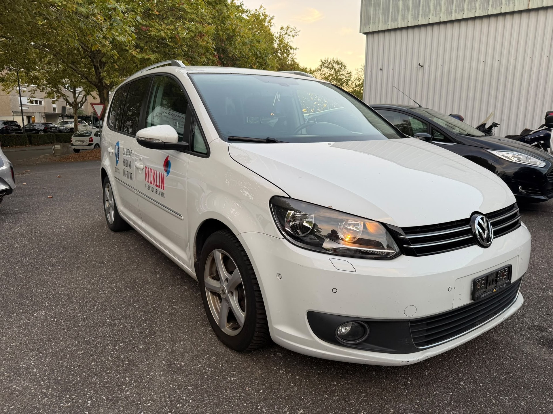 VW Touran 2.0 TDI Design DSG-showroom-element-1