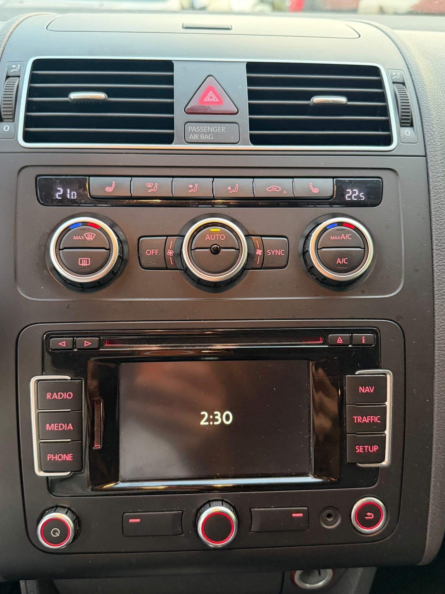 VW Touran 2.0 TDI Design DSG-image-10