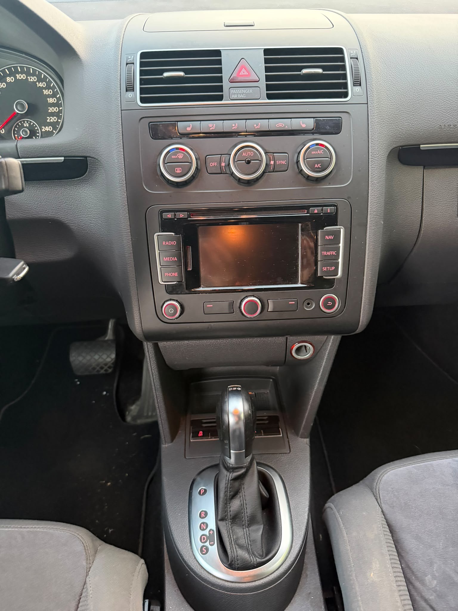 VW Touran 2.0 TDI Design DSG-image-14