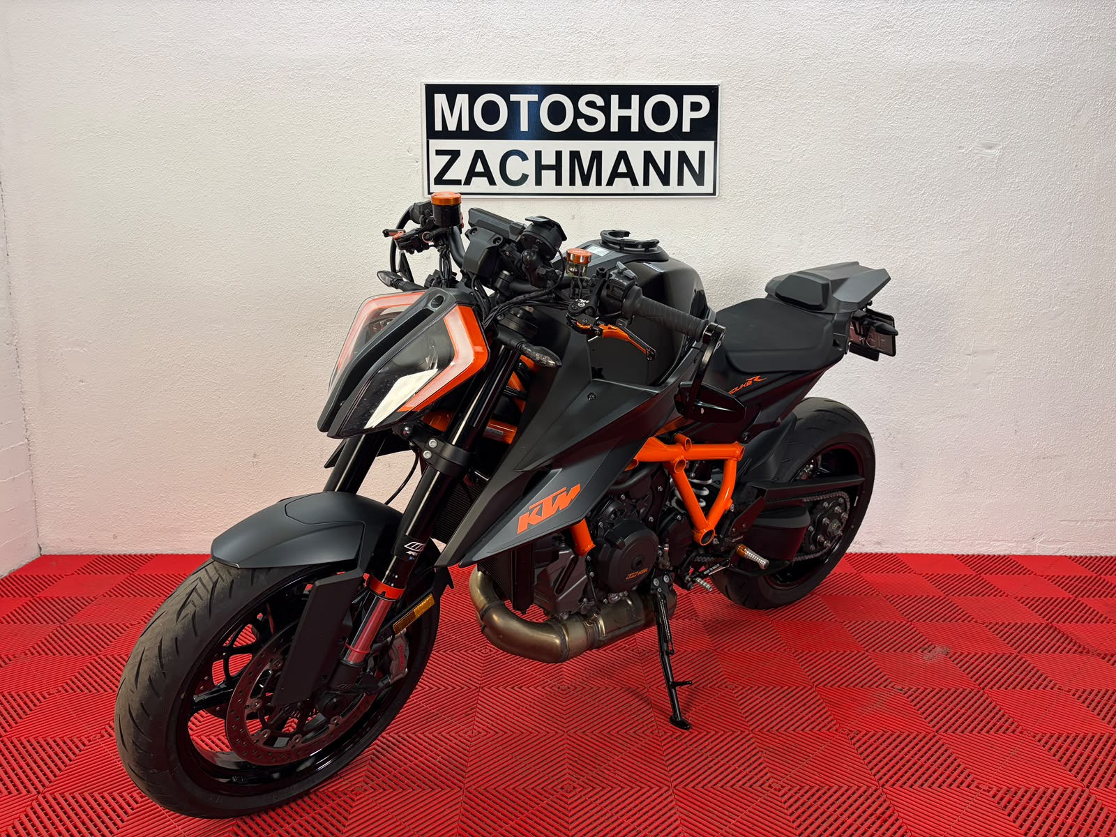 KTM 1290 Super Duke R-showroom-element-3