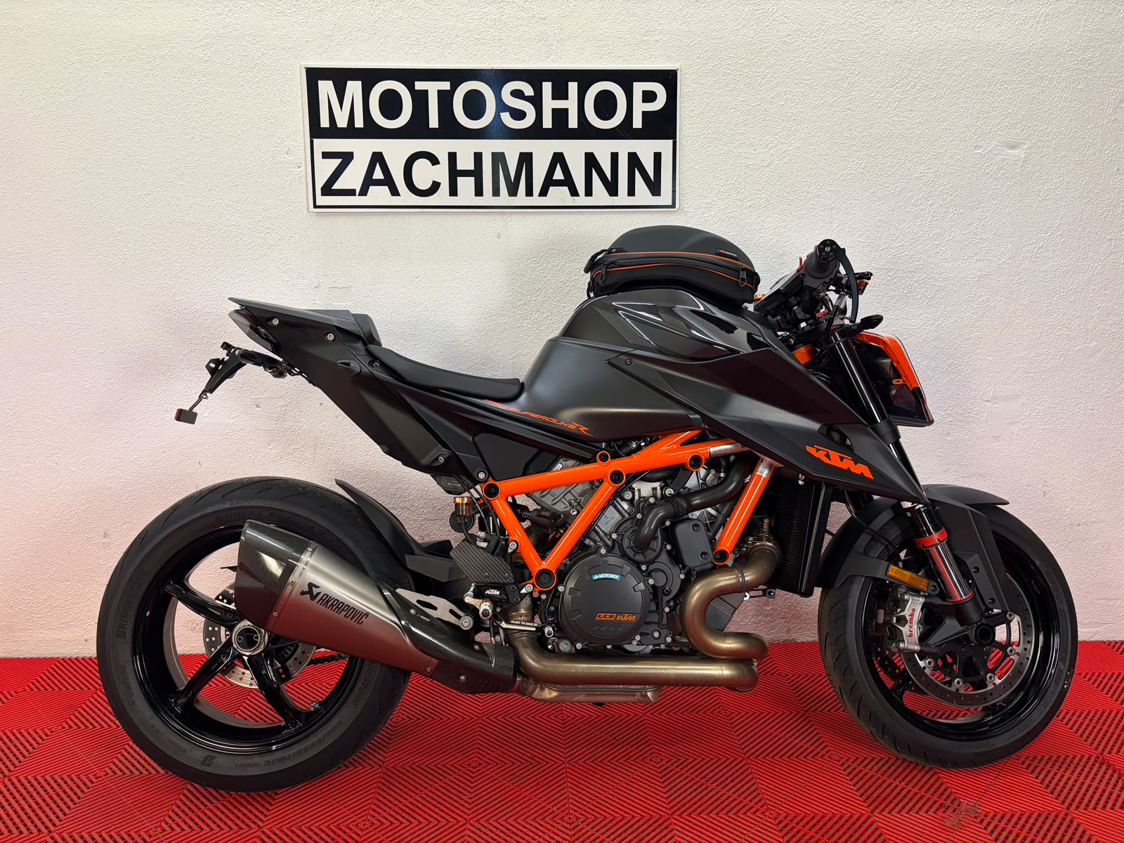 KTM 1290 Super Duke R-showroom-element-1