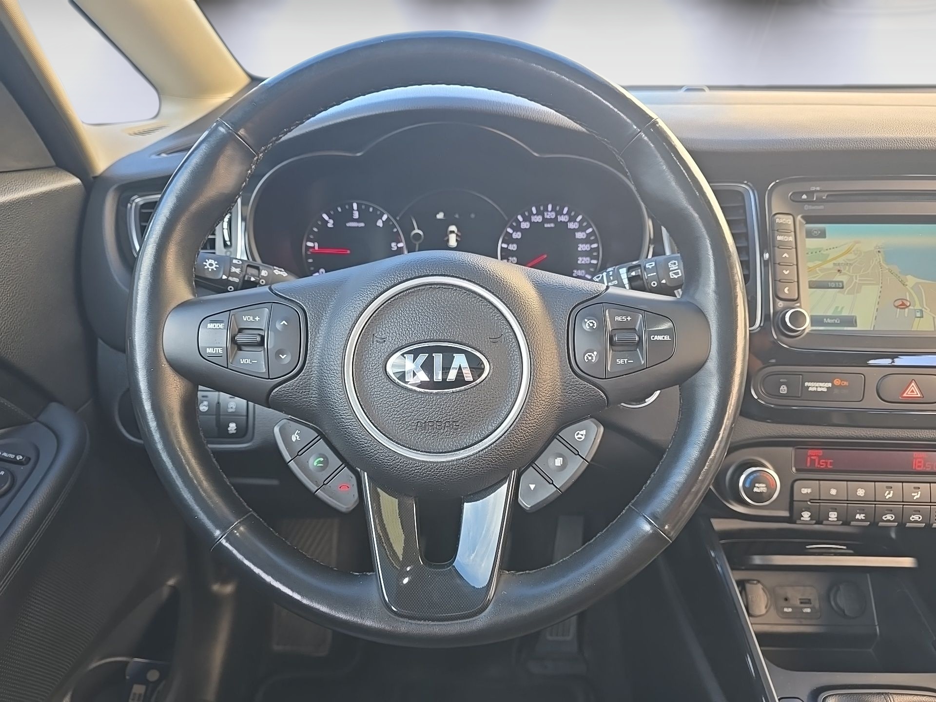 KIA Carens 1.7 CRDi Style-image-14