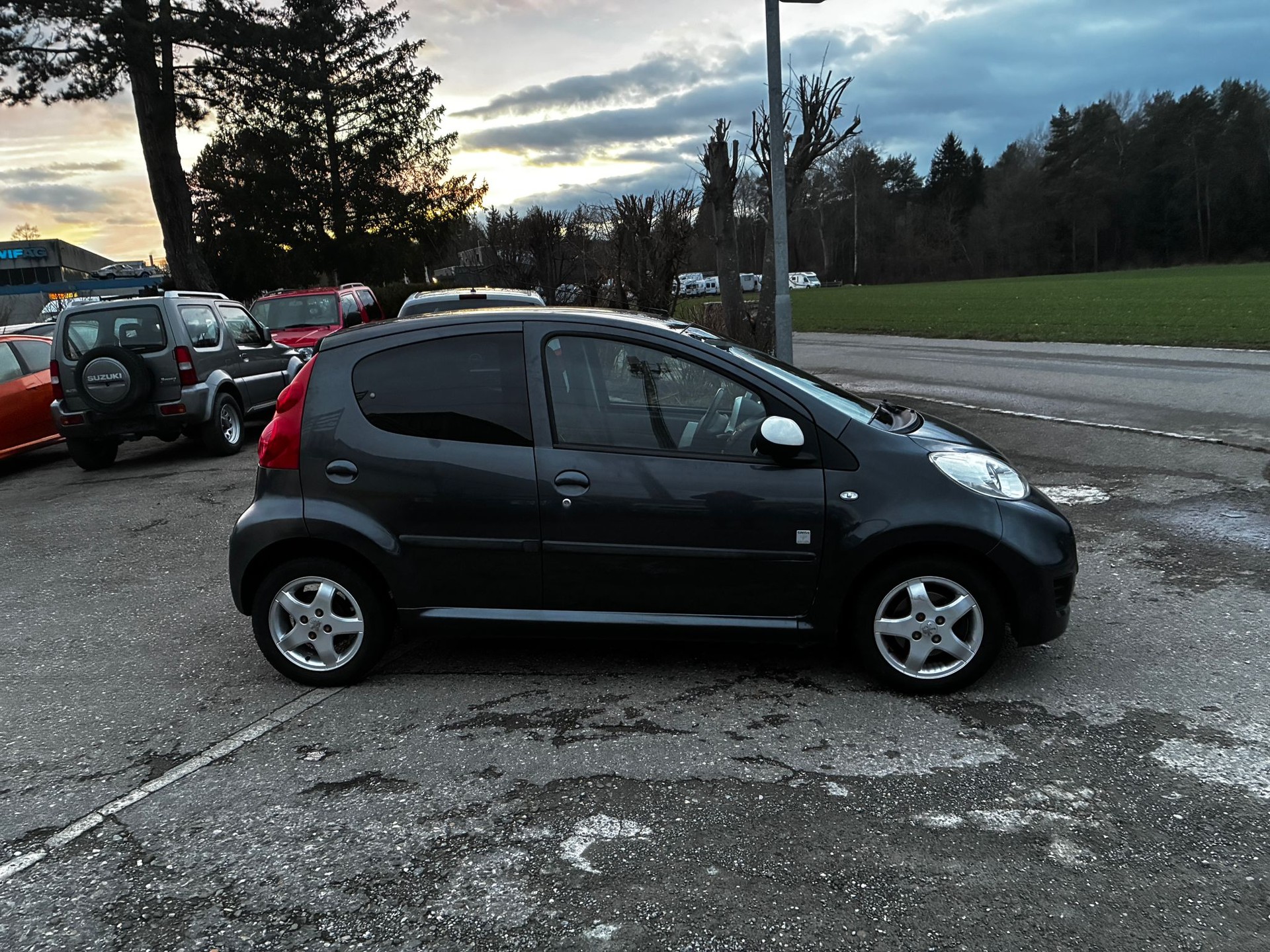 PEUGEOT 107 1.0 Swiss Edition-image-5