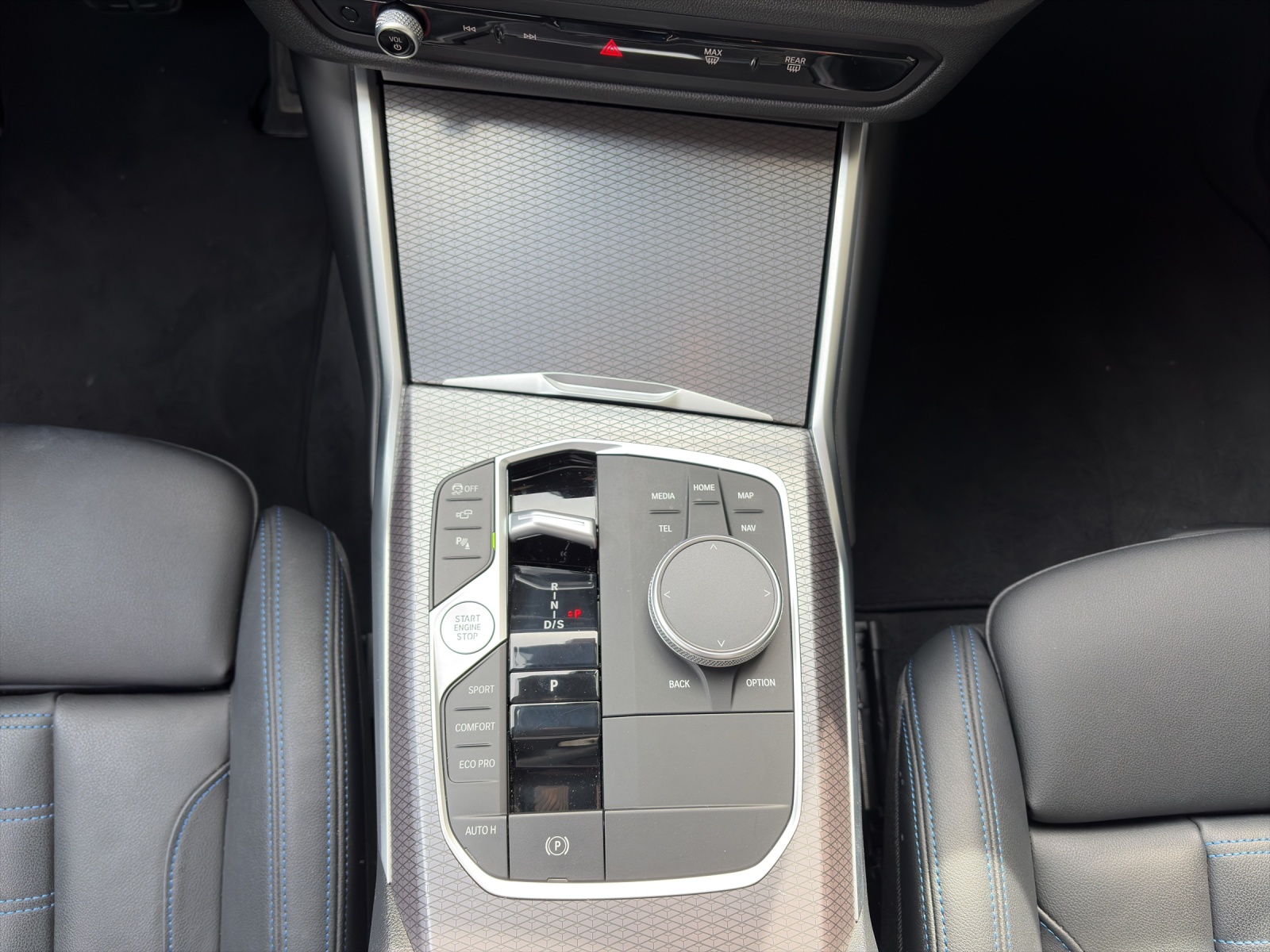 BMW 320d xDrive Touring-image-14