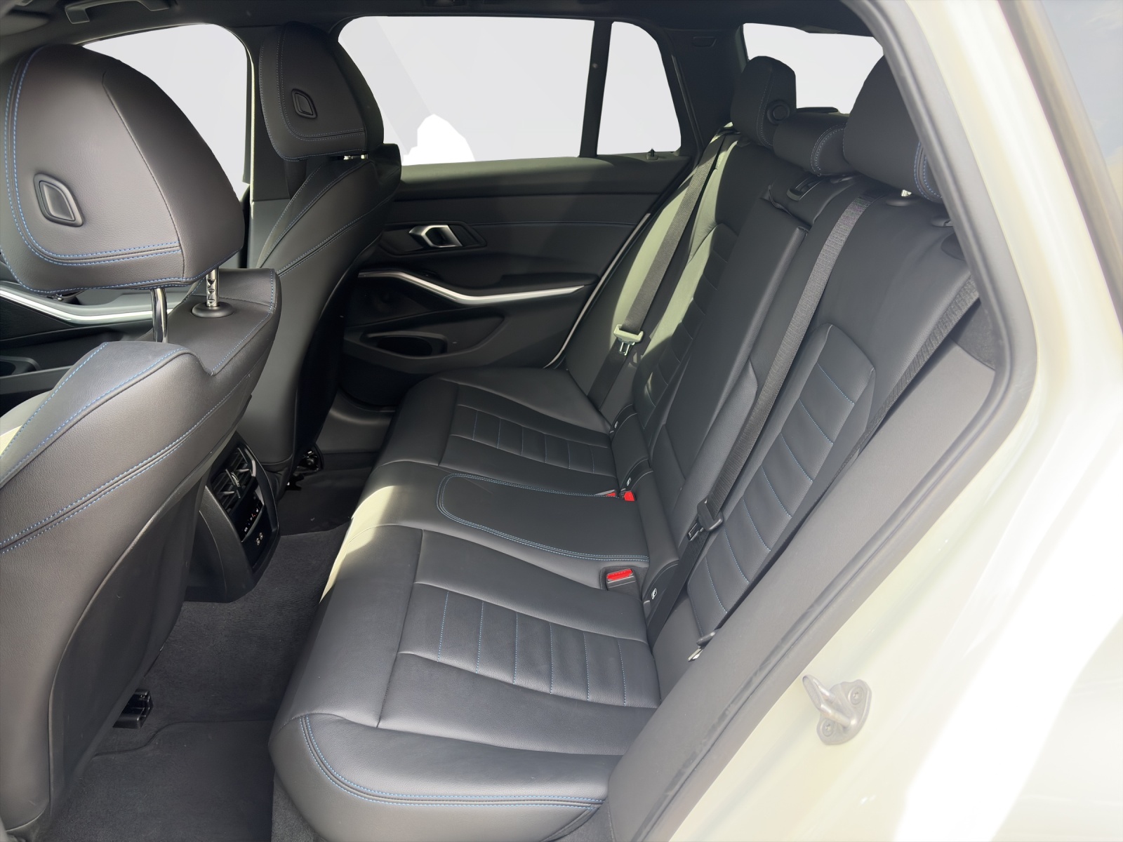 BMW 320d xDrive Touring-image-17