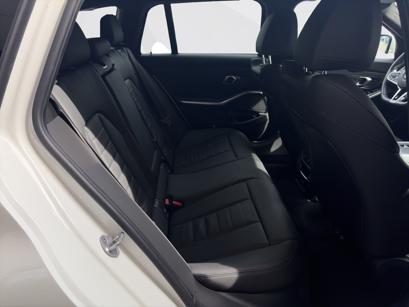 BMW 320d xDrive Touring-image-18