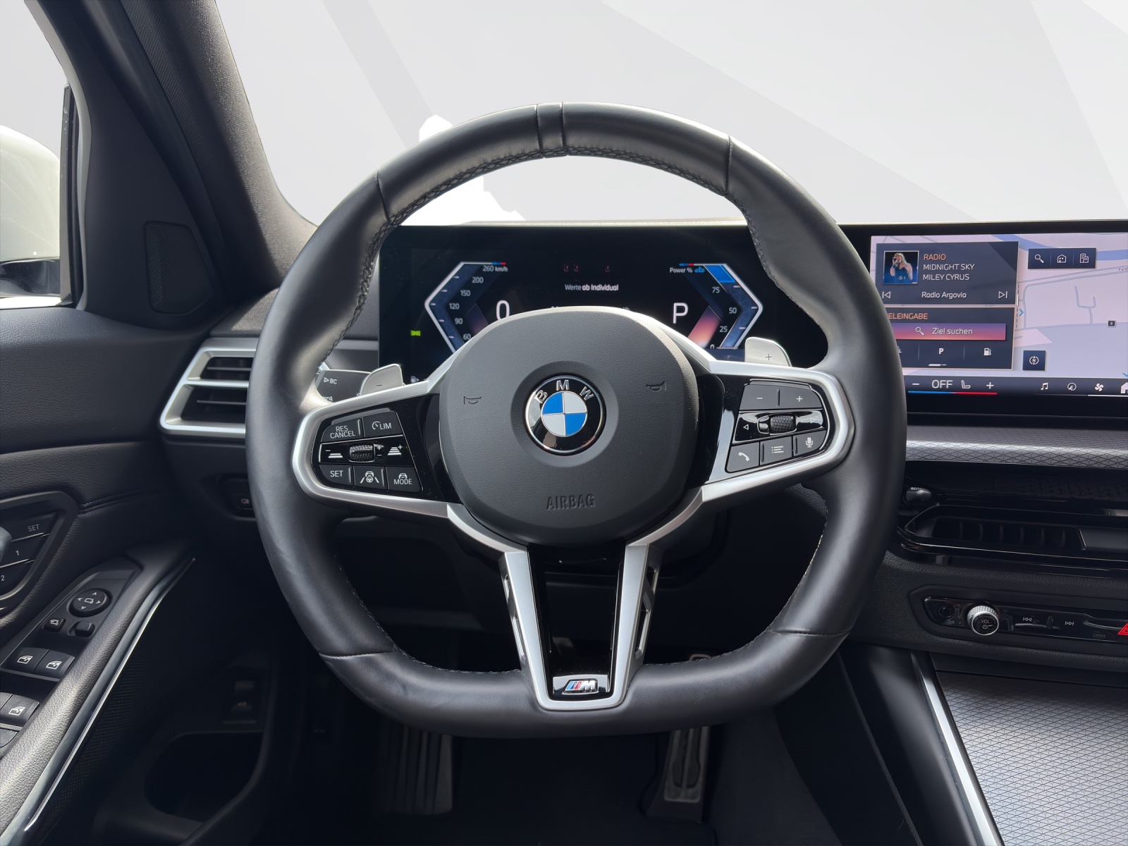 BMW 320d xDrive Touring-image-11
