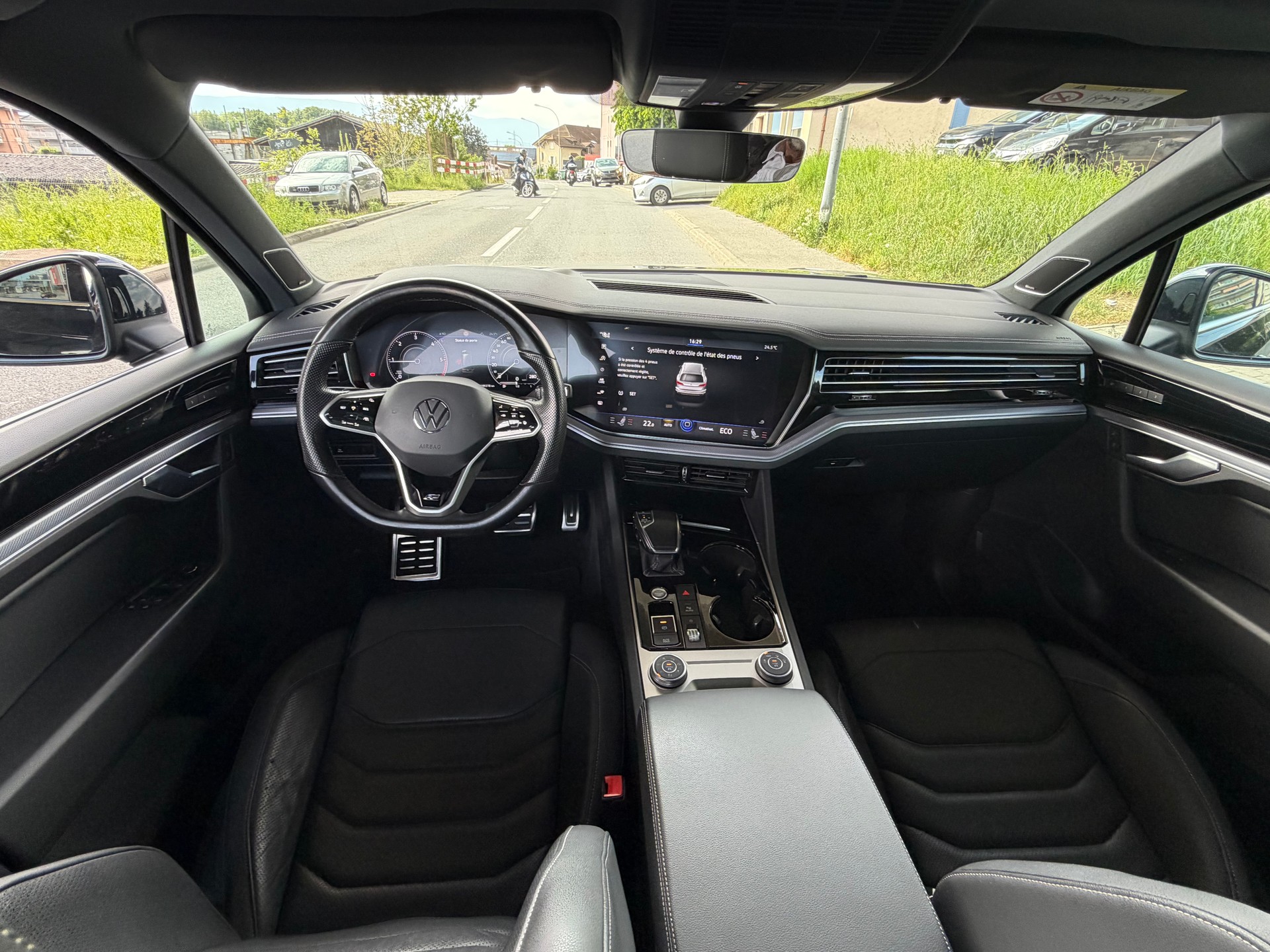 VW Touareg 3.0 TDI R Line Tiptronic-image-12