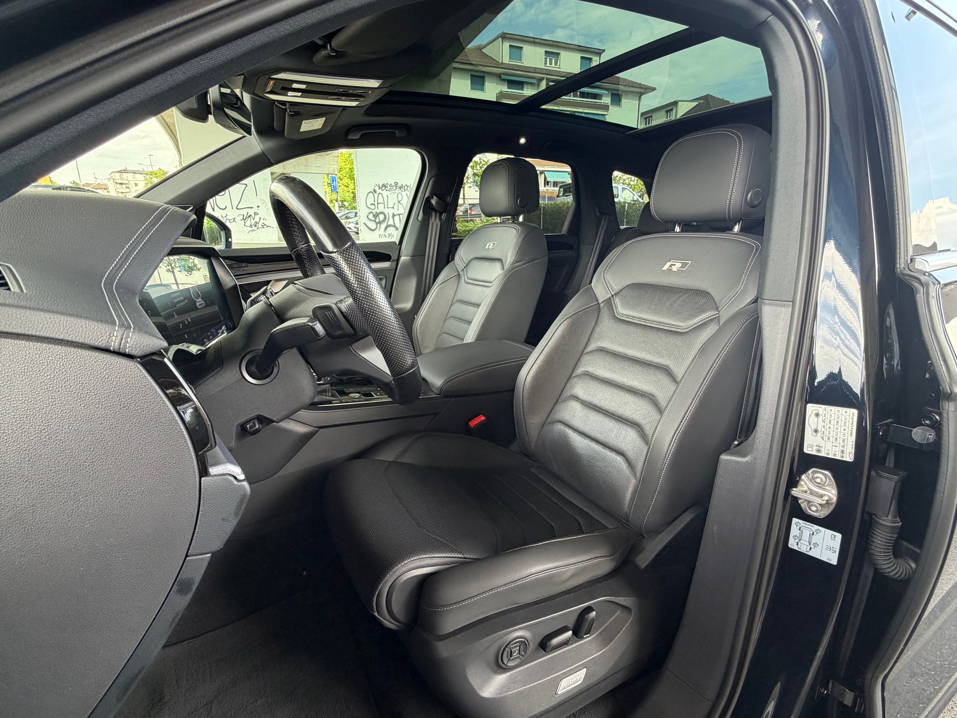 VW Touareg 3.0 TDI R Line Tiptronic-image-11