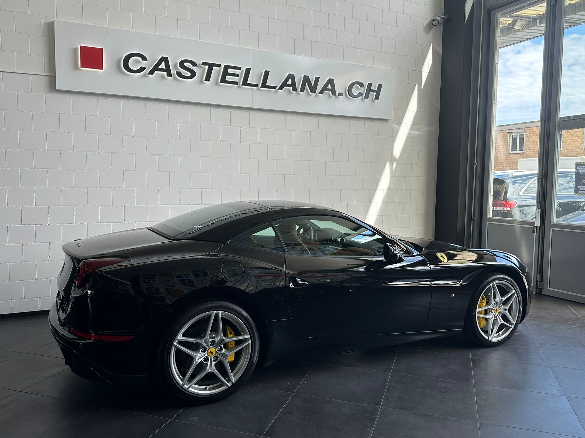 FERRARI California 3.9 V8 T-showroom-element-3
