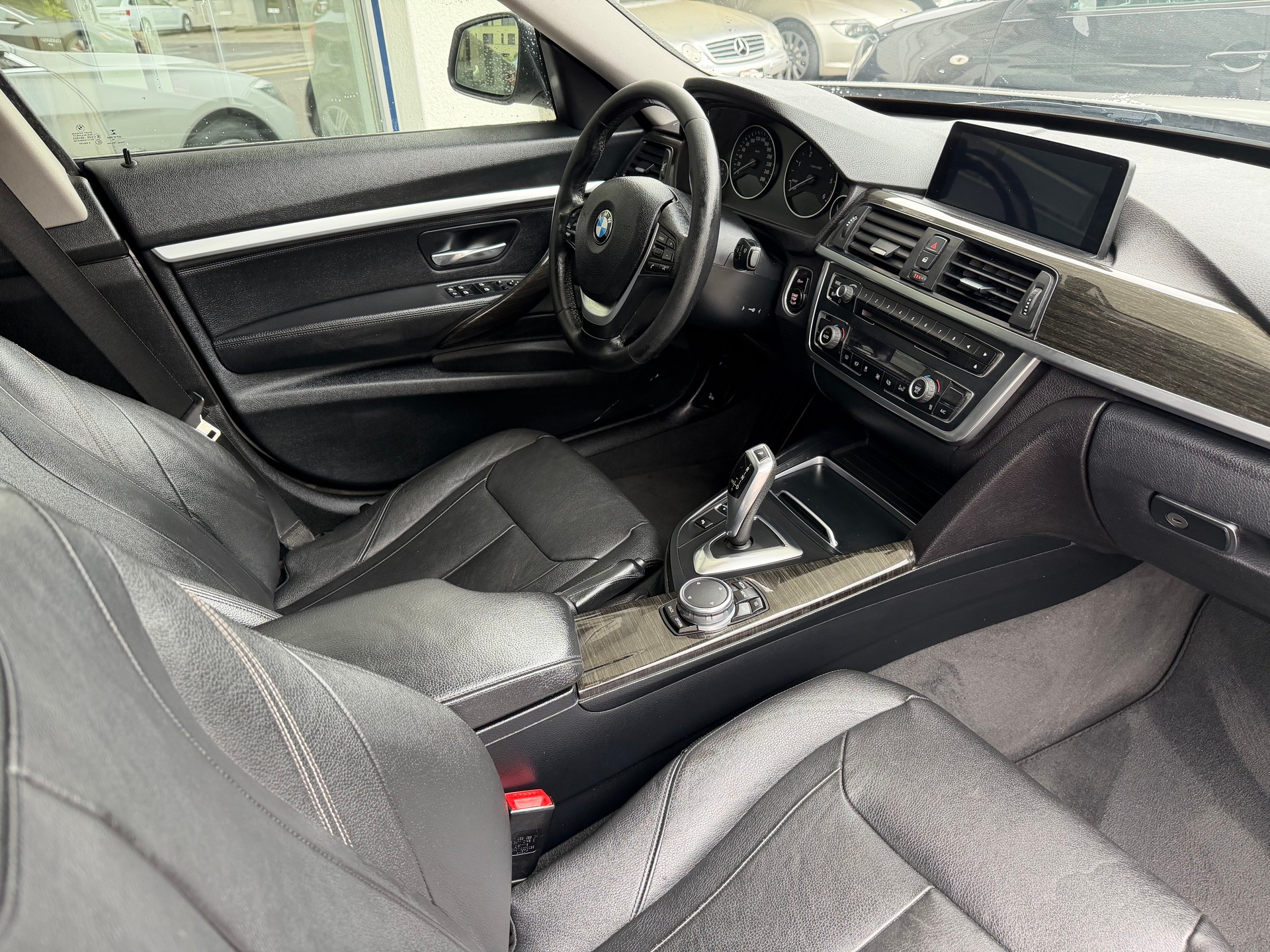BMW 320d GT xDrive Luxury Line Steptronic-image-8