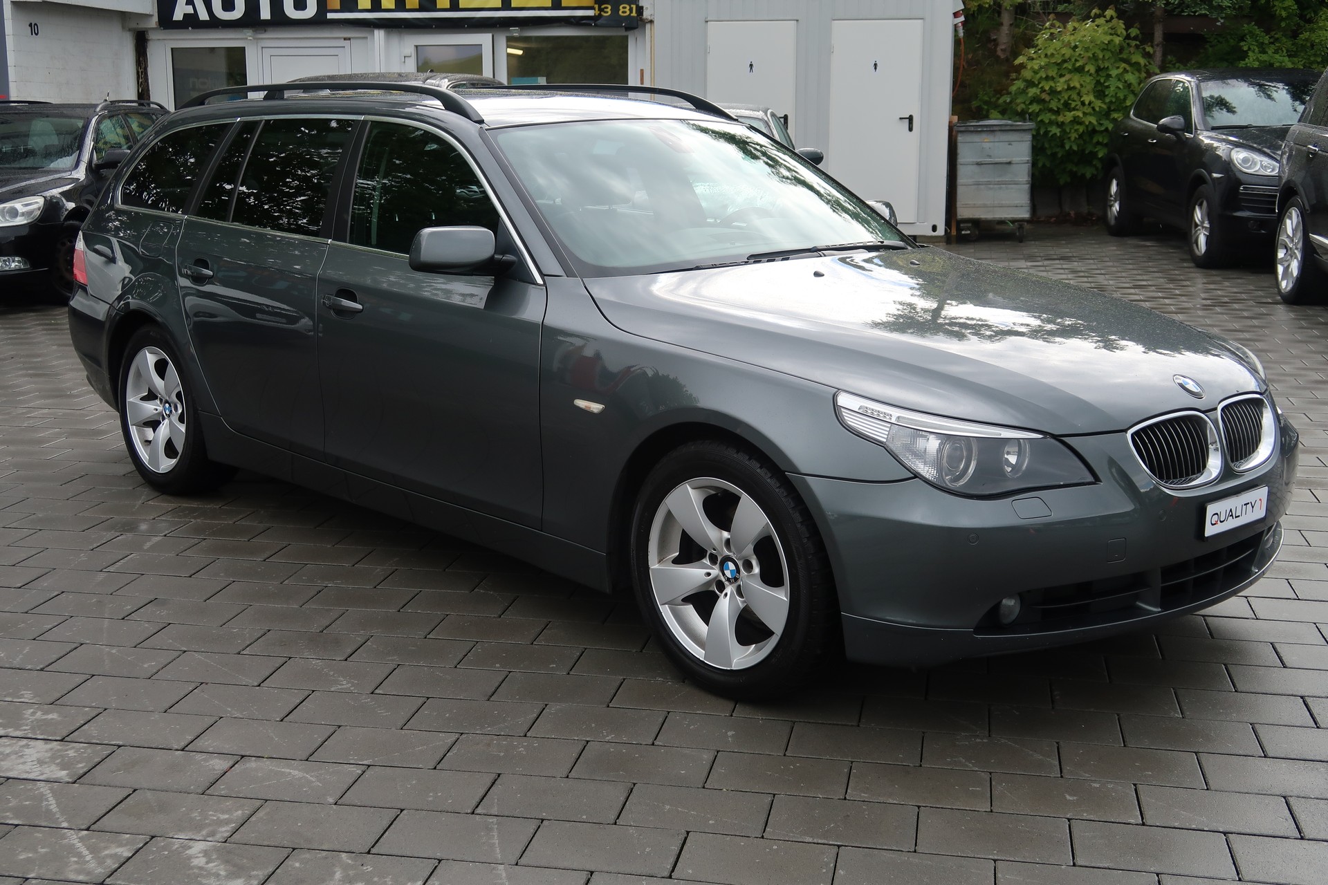 BMW 525d Touring-showroom-element-2