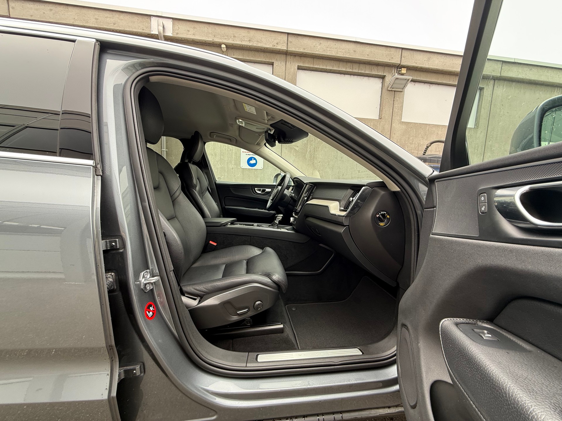 VOLVO XC60 D4 AWD Inscription Geartronic *AGR Ventil neu *8 Fach bereift *Zwei (2) Schlüssel mit Fernbedienung-image-13