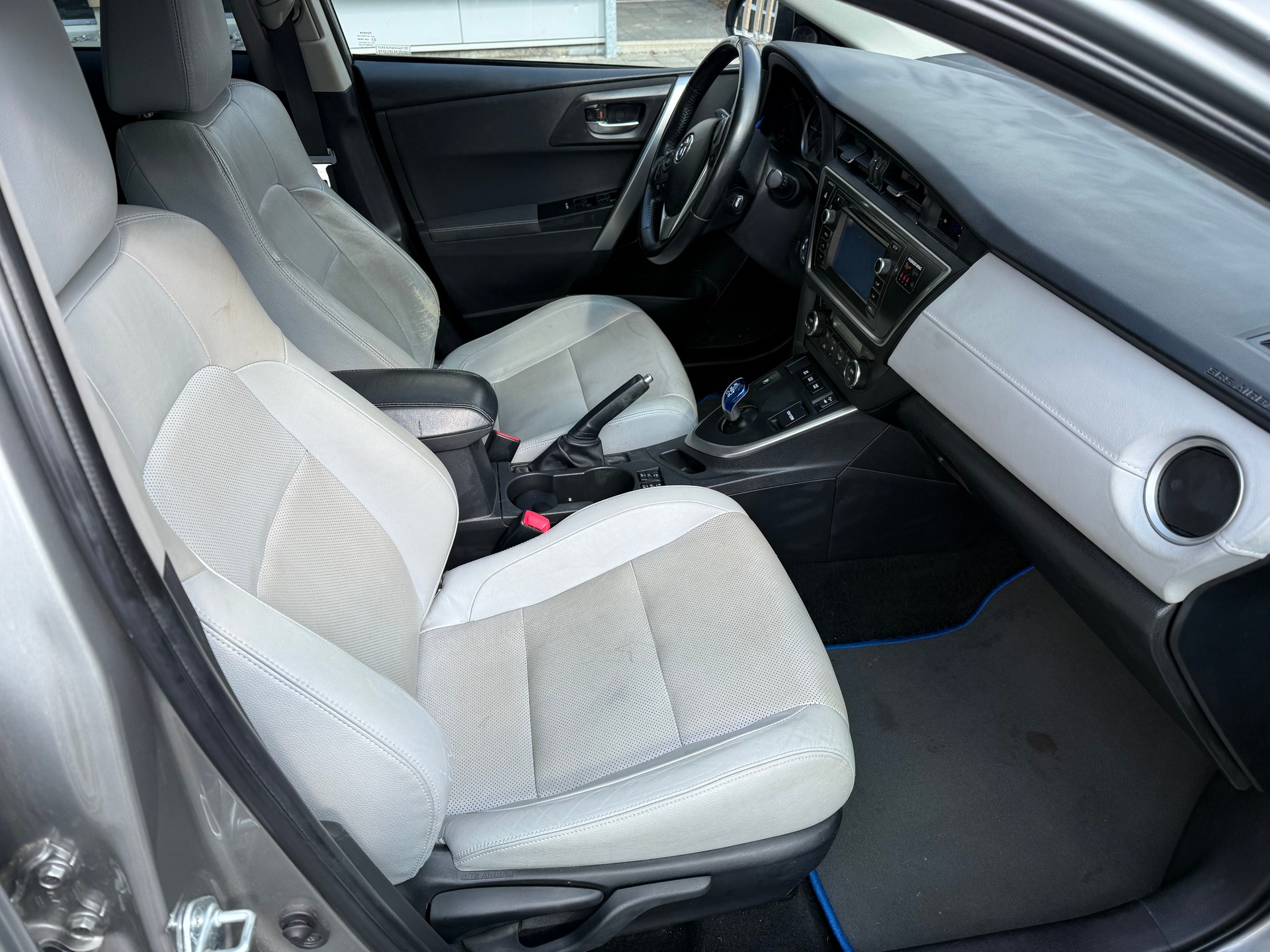 TOYOTA AURIS-image-6