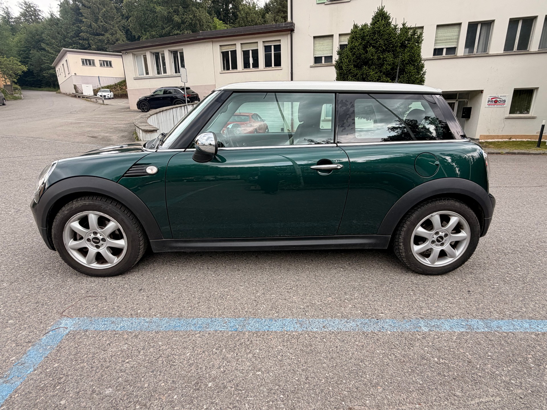 MINI Cooper-showroom-element-2