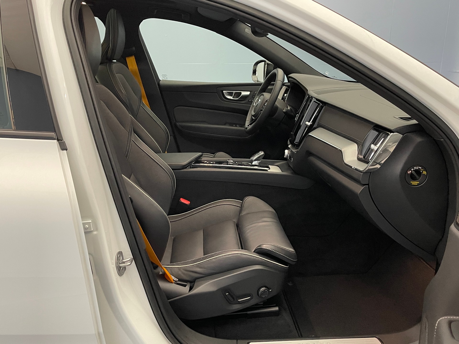 VOLVO XC60 2.0 T8 TE Polestar eAWD-image-9
