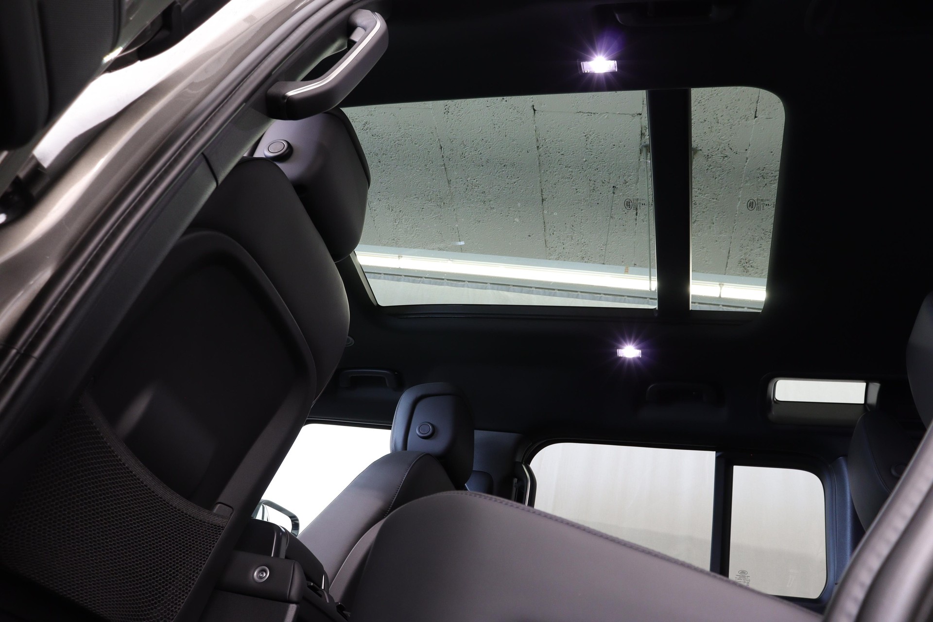 LAND ROVER Defender 110 3.0 D I6 300 X-Dynamic HSE-showroom-element-3