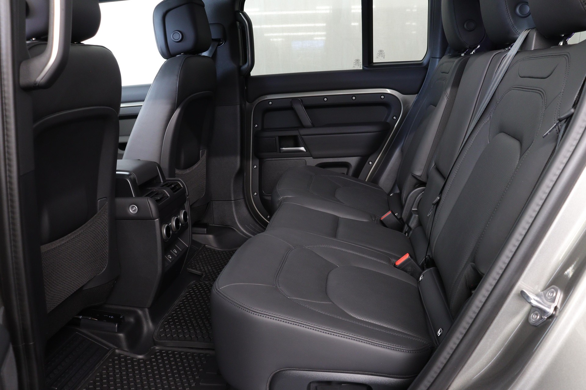 LAND ROVER Defender 110 3.0 D I6 300 X-Dynamic HSE-image-2