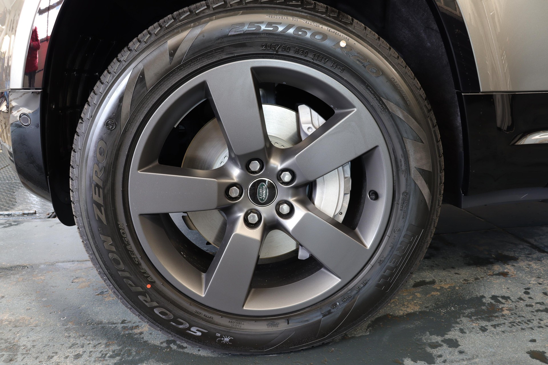 LAND ROVER Defender 110 3.0 D I6 300 X-Dynamic HSE-image-4