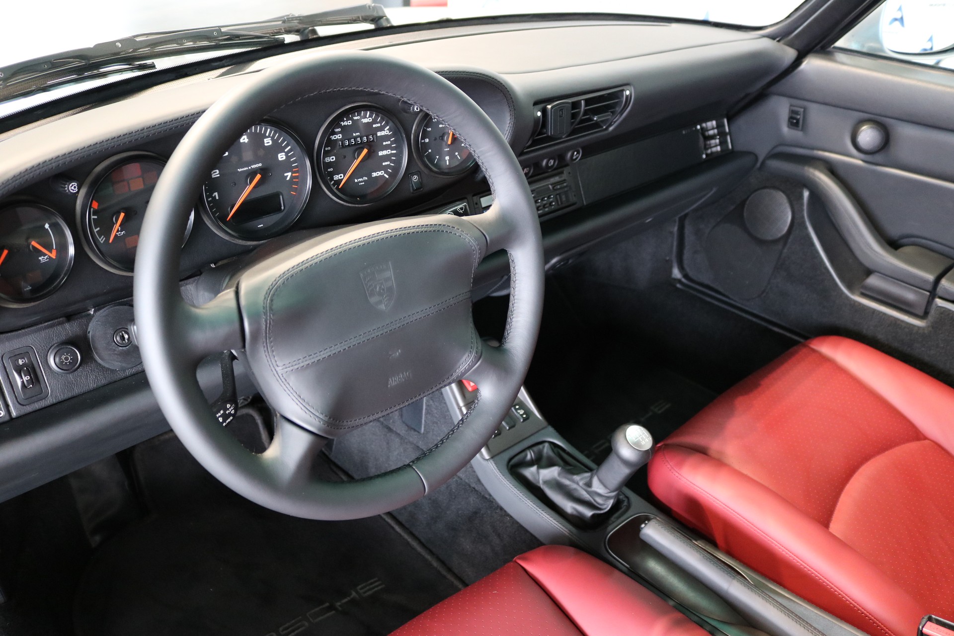 PORSCHE 911 Carrera 4 Cabrio-showroom-element-2